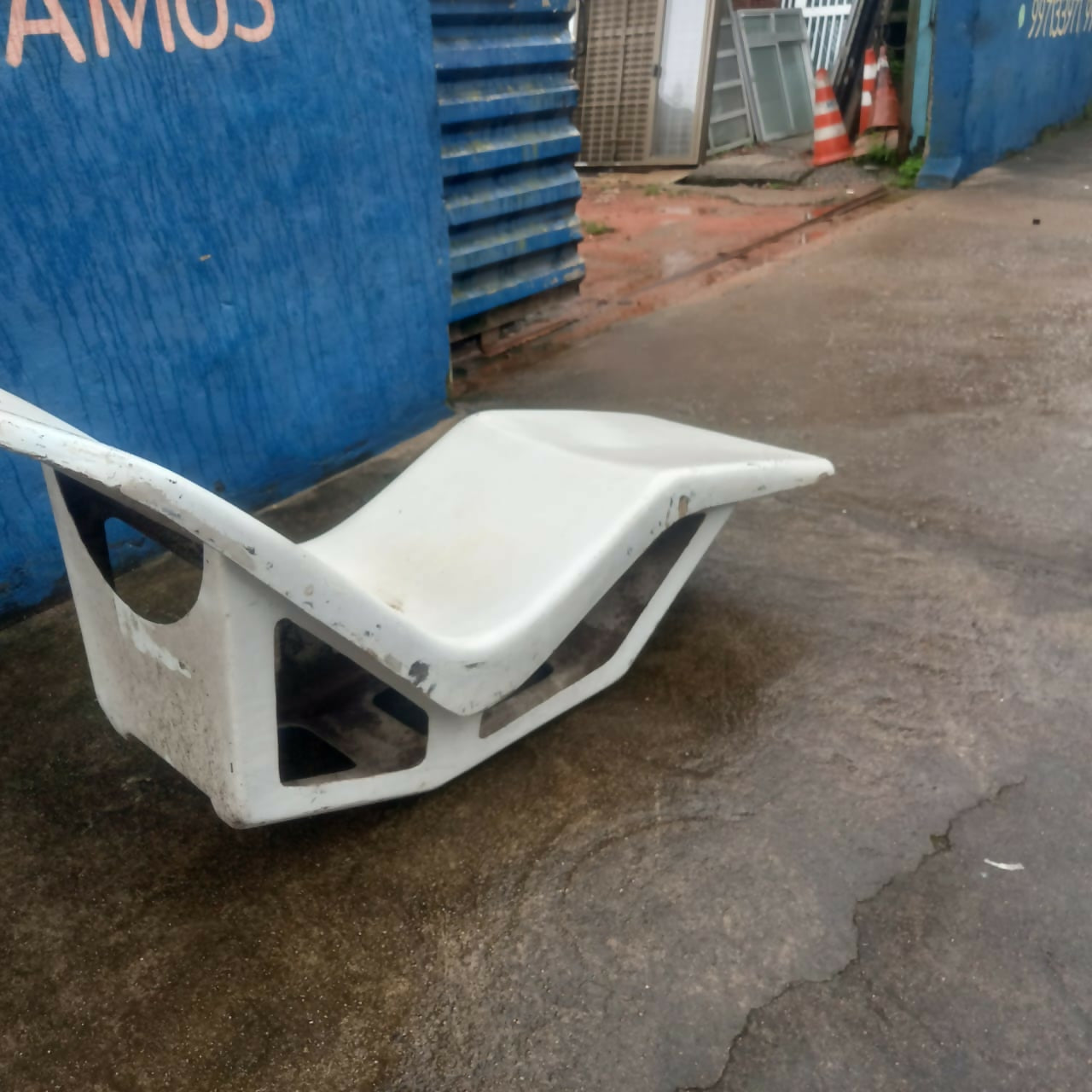 Espreguiçadeiras em fibra branca anos 80