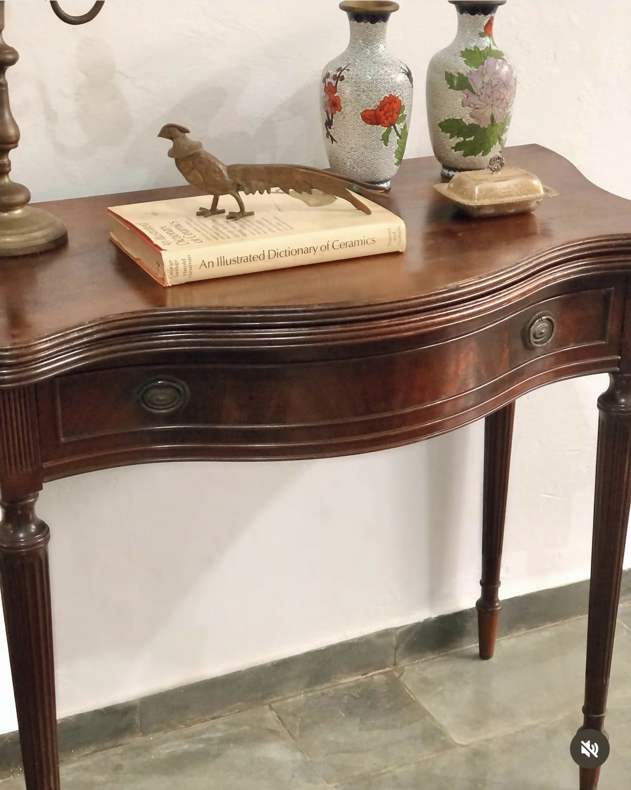 Mesa aparador estilo Luís XVI com tampo dobrável e reversível para mesa de apoio