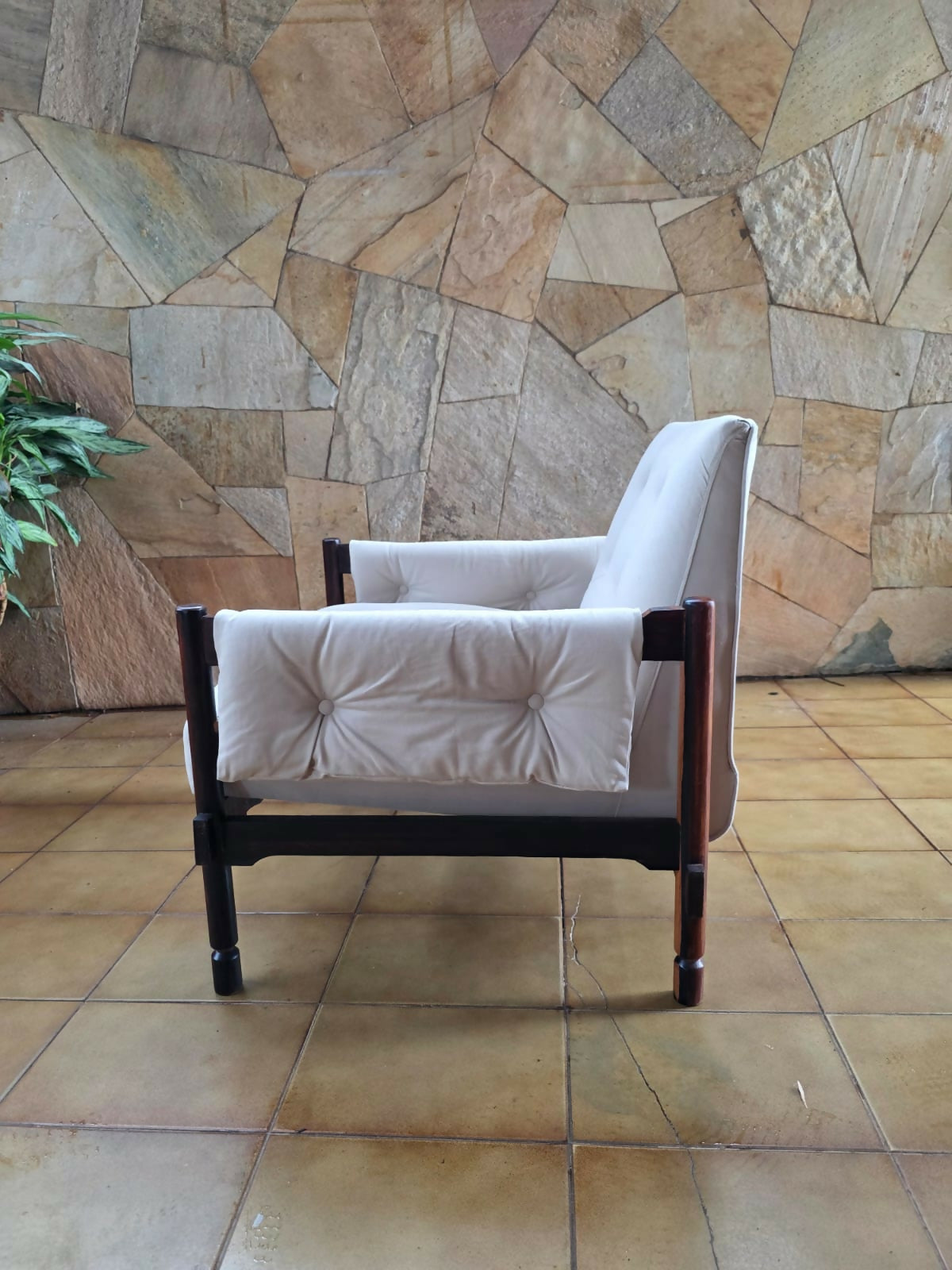 Poltrona de Michael Arnold em jacarandá maciço Design brasileiro dos anos 70