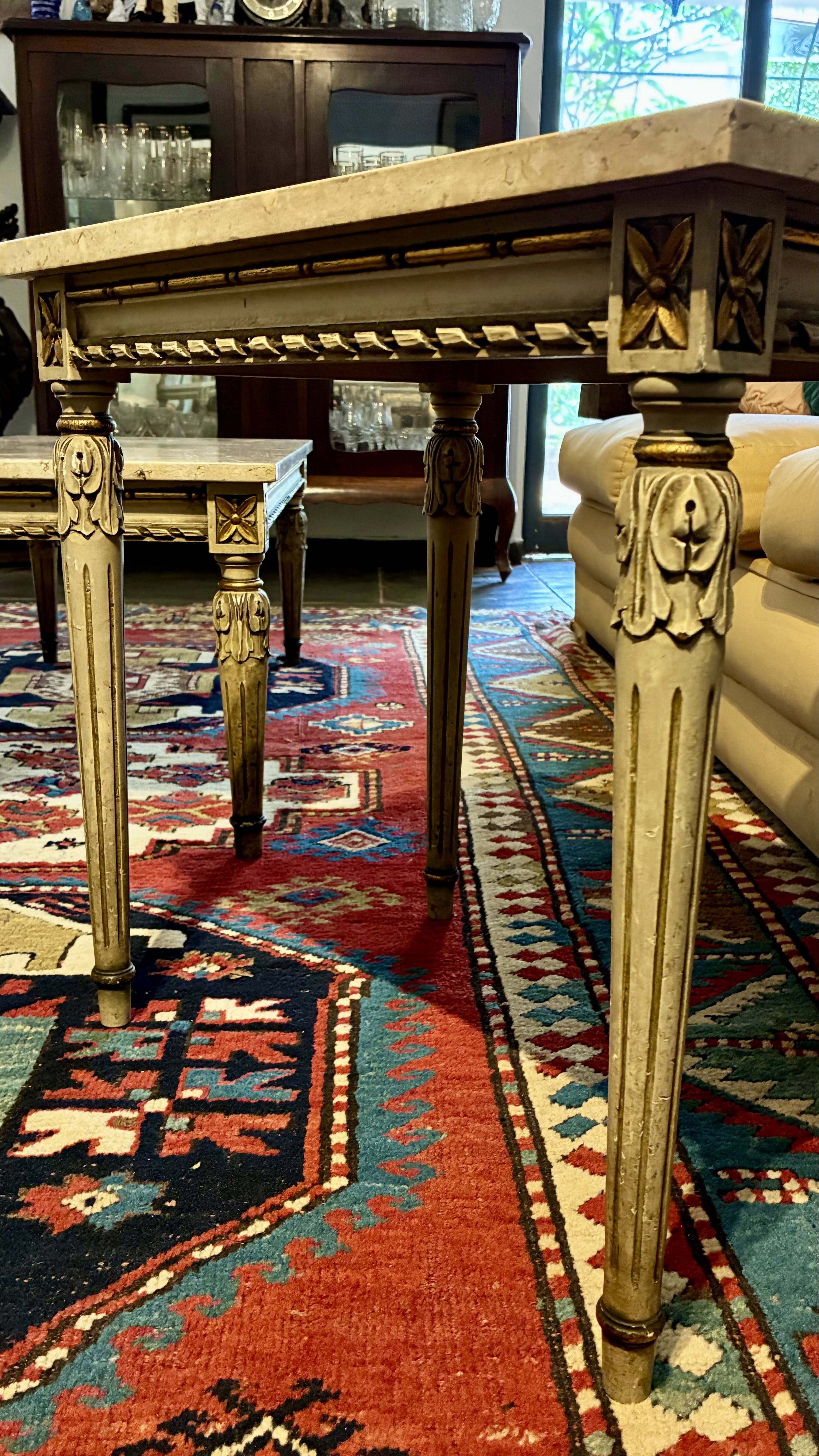 Trio de mesinhas com tampo em mármore