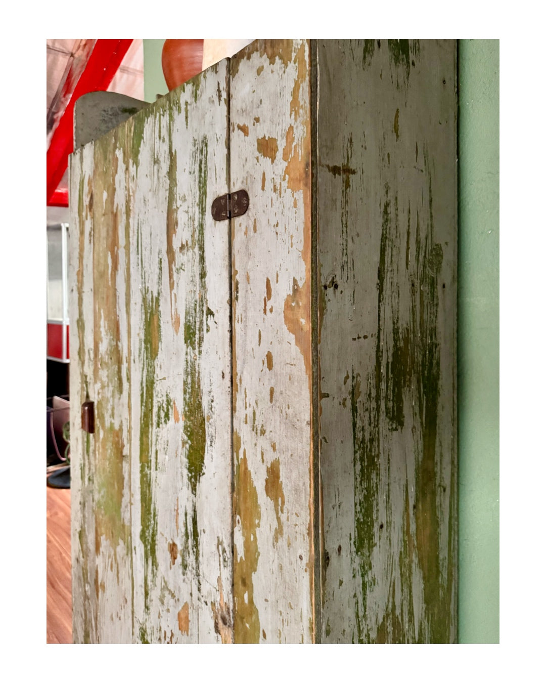 Lindo armário rural antigo em pintura desgastada