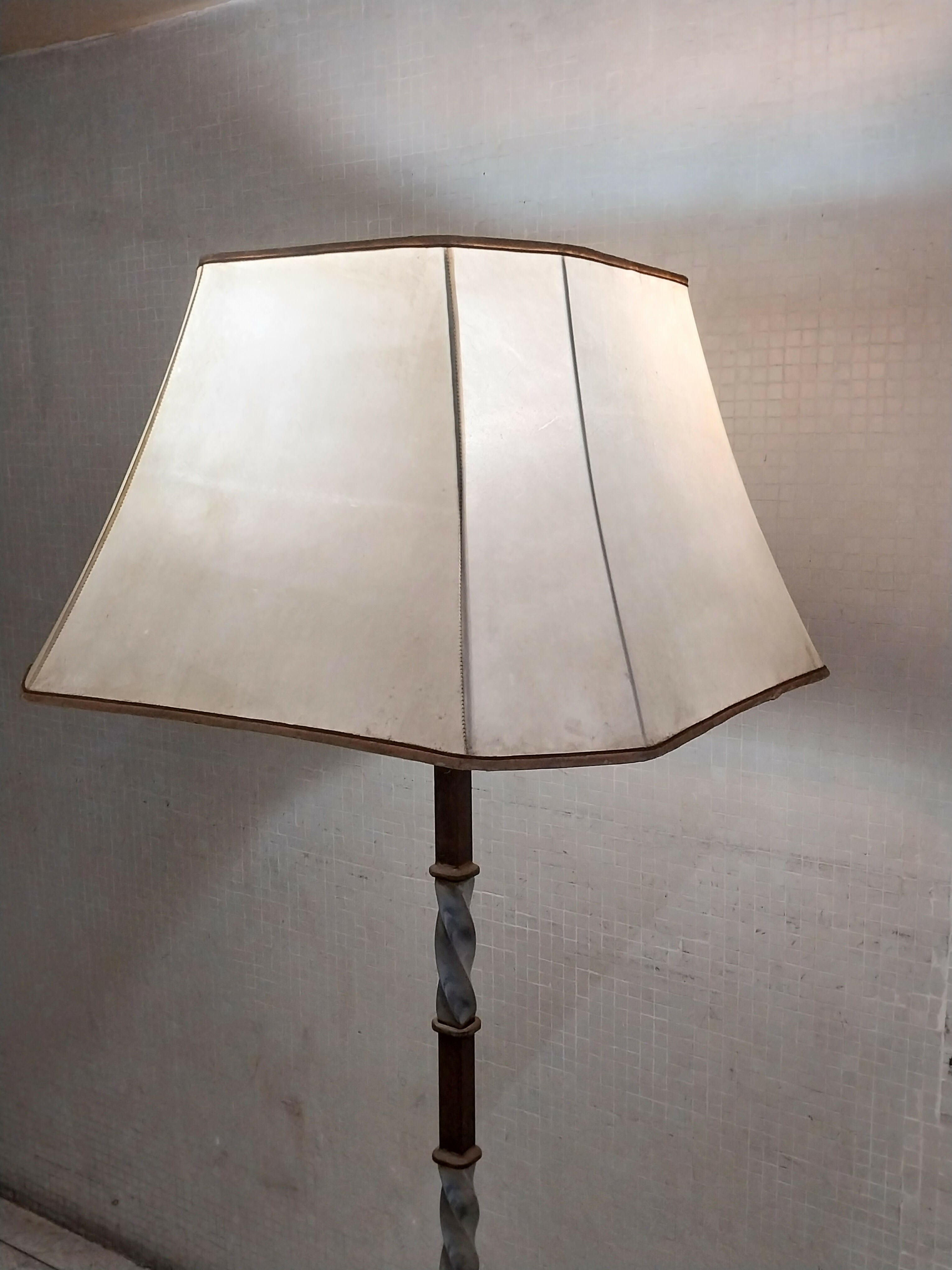 Luminária de chão Estilo Inglês Em Ferro Forjado e Cúpula em Pergaminho