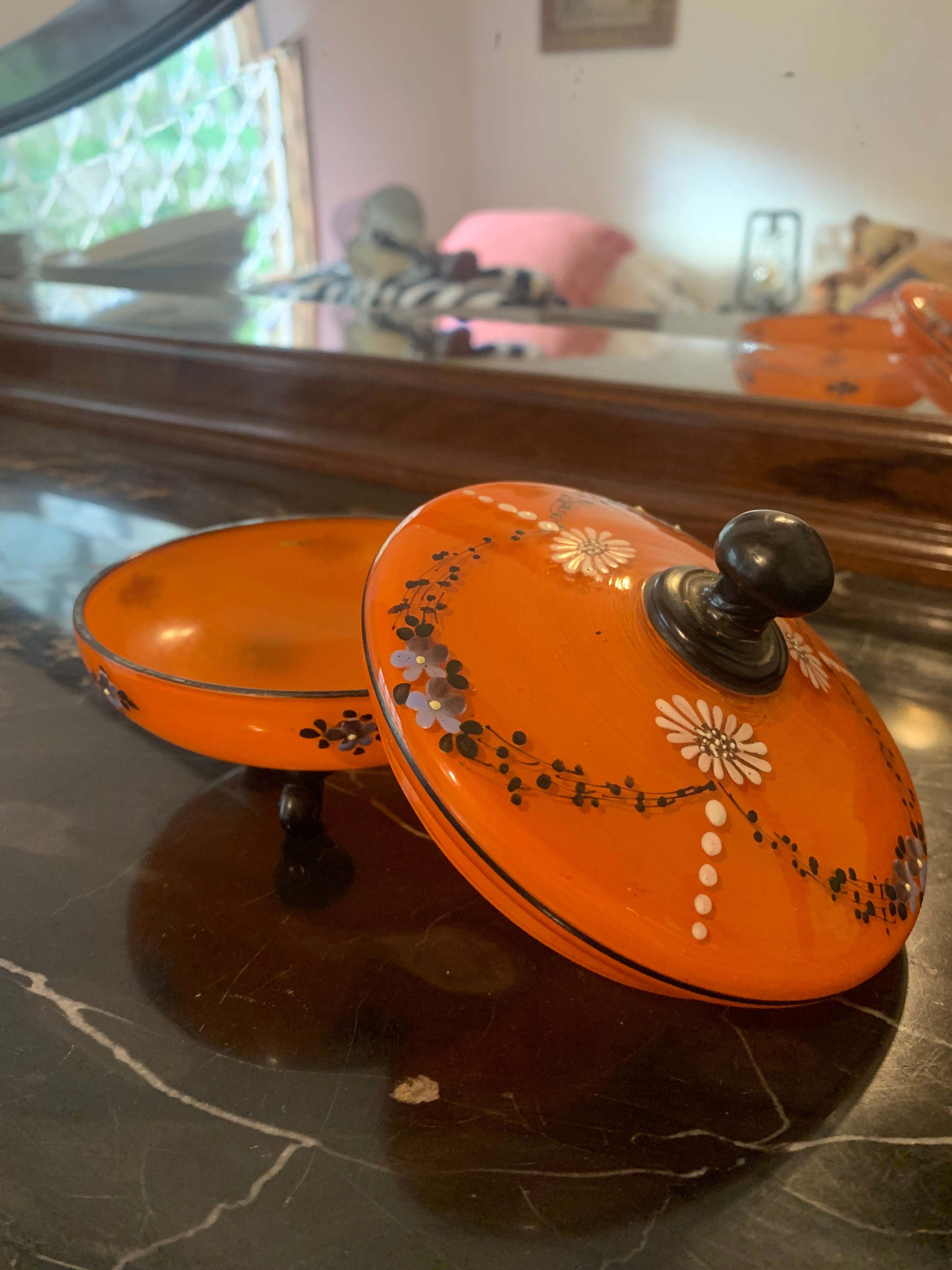 Lindíssima bomboniére ou porta joias em vidro veneziano antigo em laranja e preto 