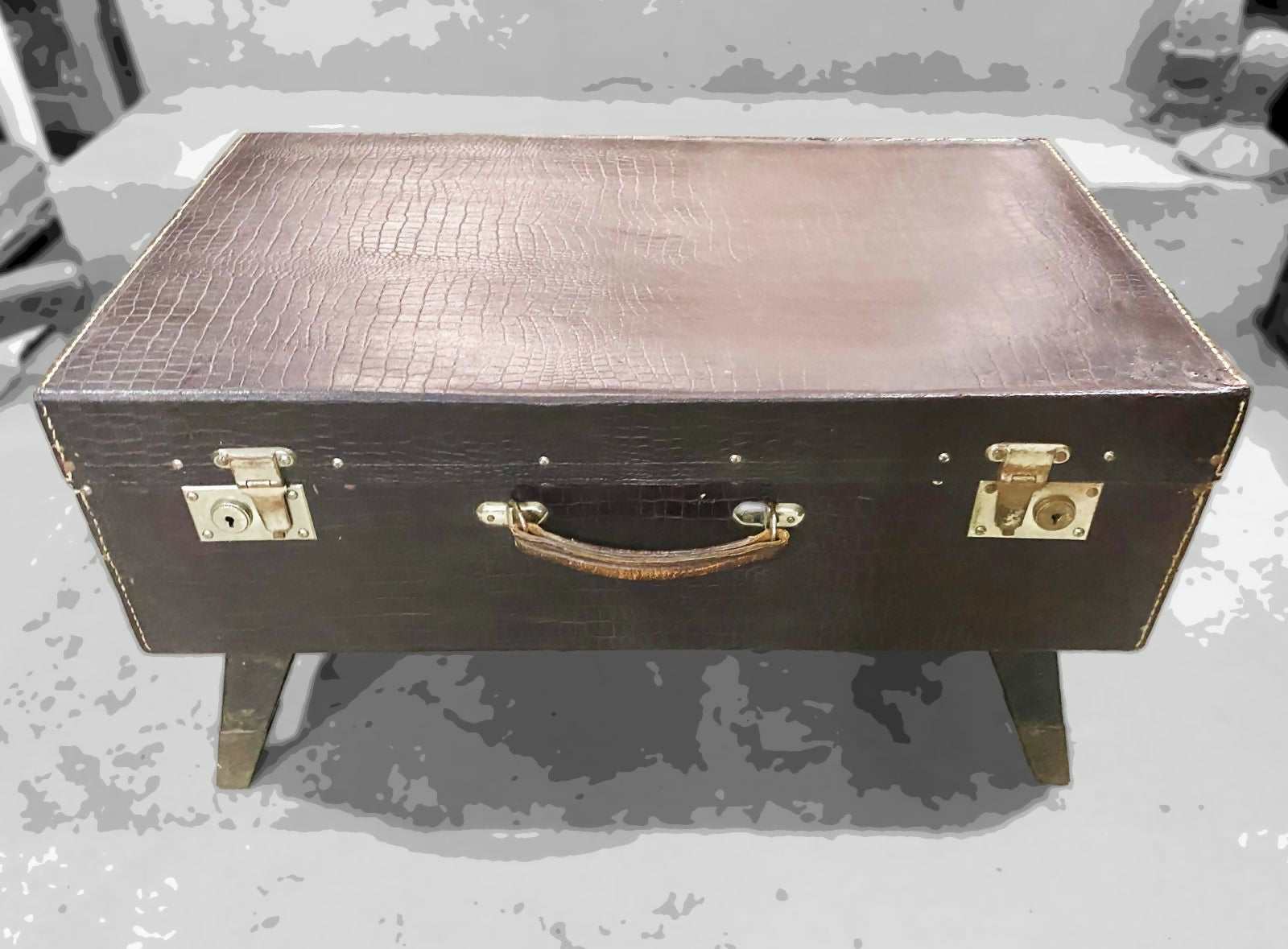 Mesa de centro customizada com mala antiga