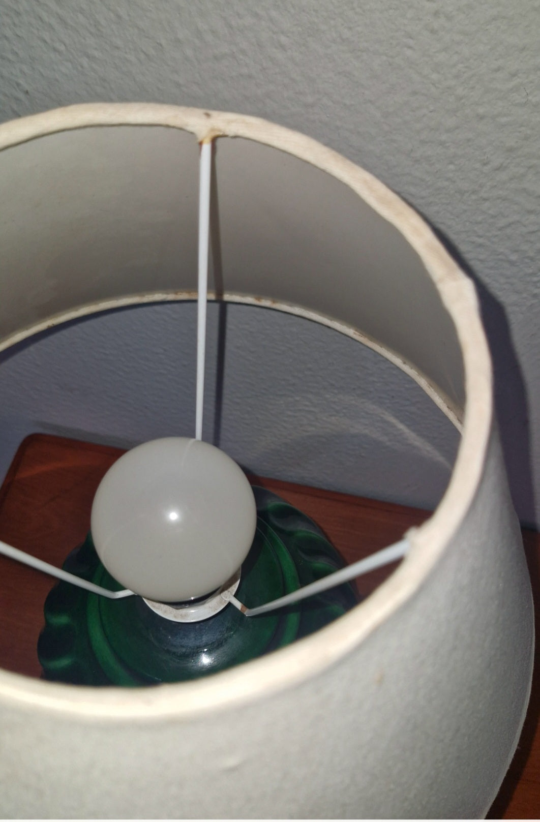 Abajur de porcelana verde com cúpula branca 