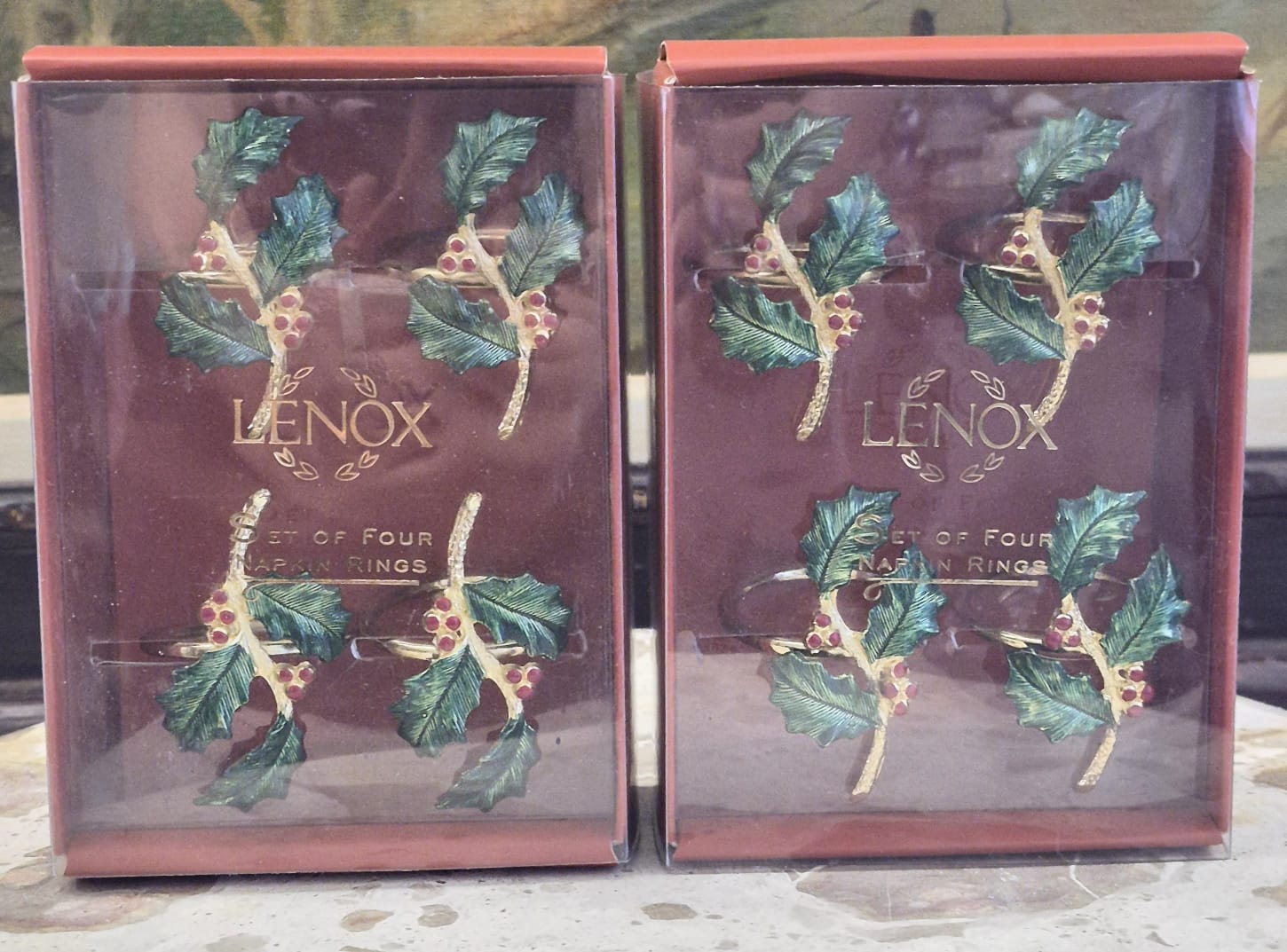 Caixa com 4 porta guardanapos Lenox, parte da linha Holiday com clássico design natalino em formato de azevinhos.  Novos, na caixa.