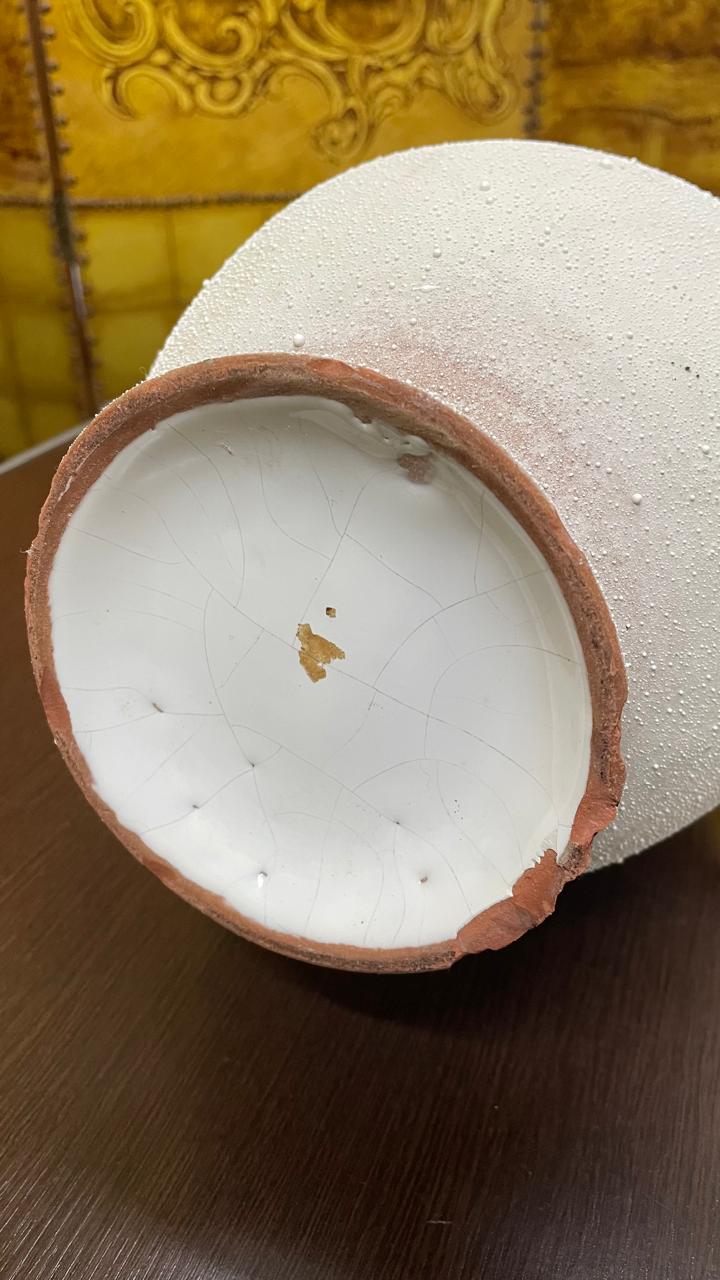 Vasos de cerâmica branca texturizado Pingo de Leite com alças douradas 