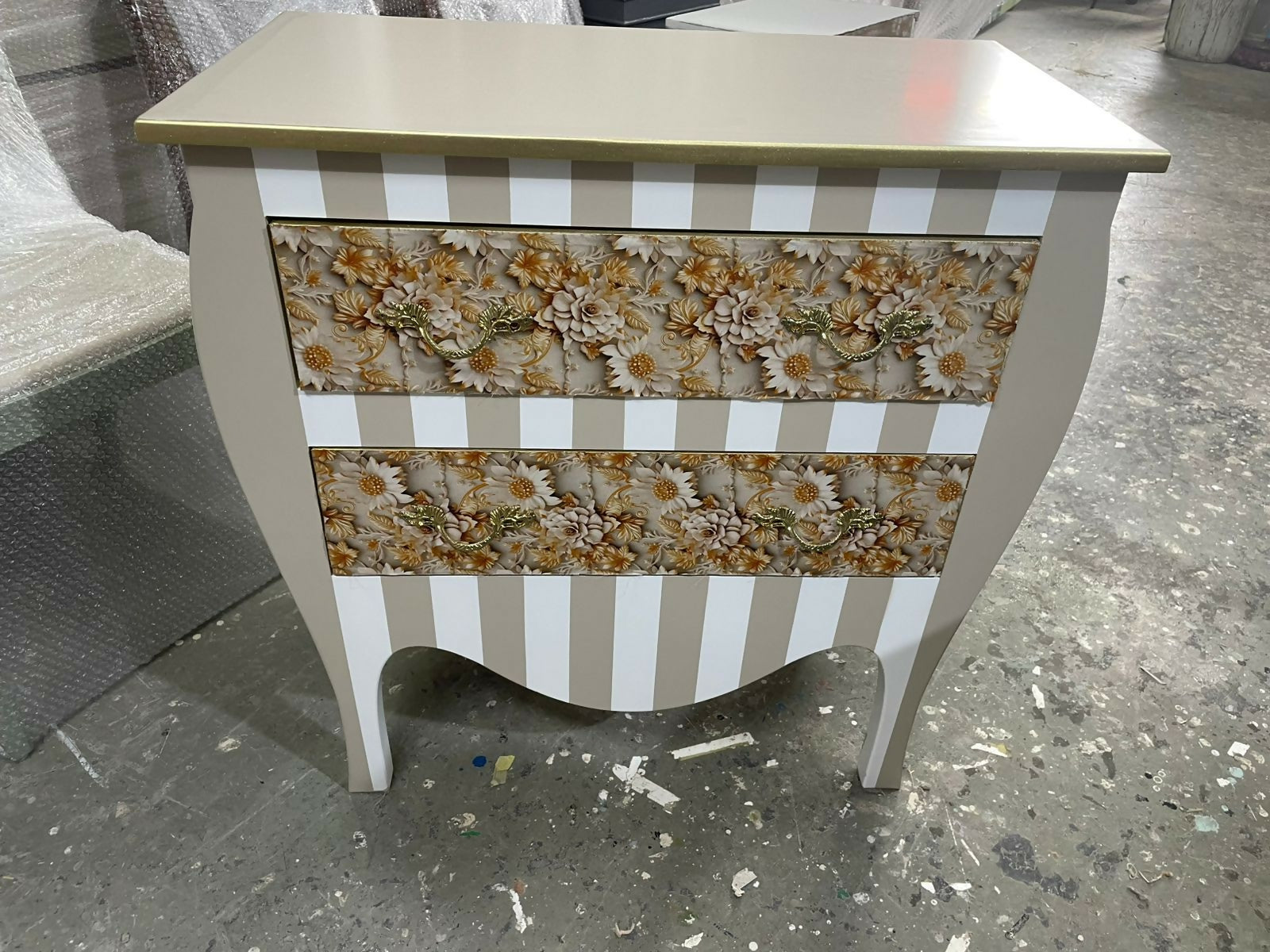 Cômoda tipo Bombê laqueada e com aplique de tecido floral nas gavetas