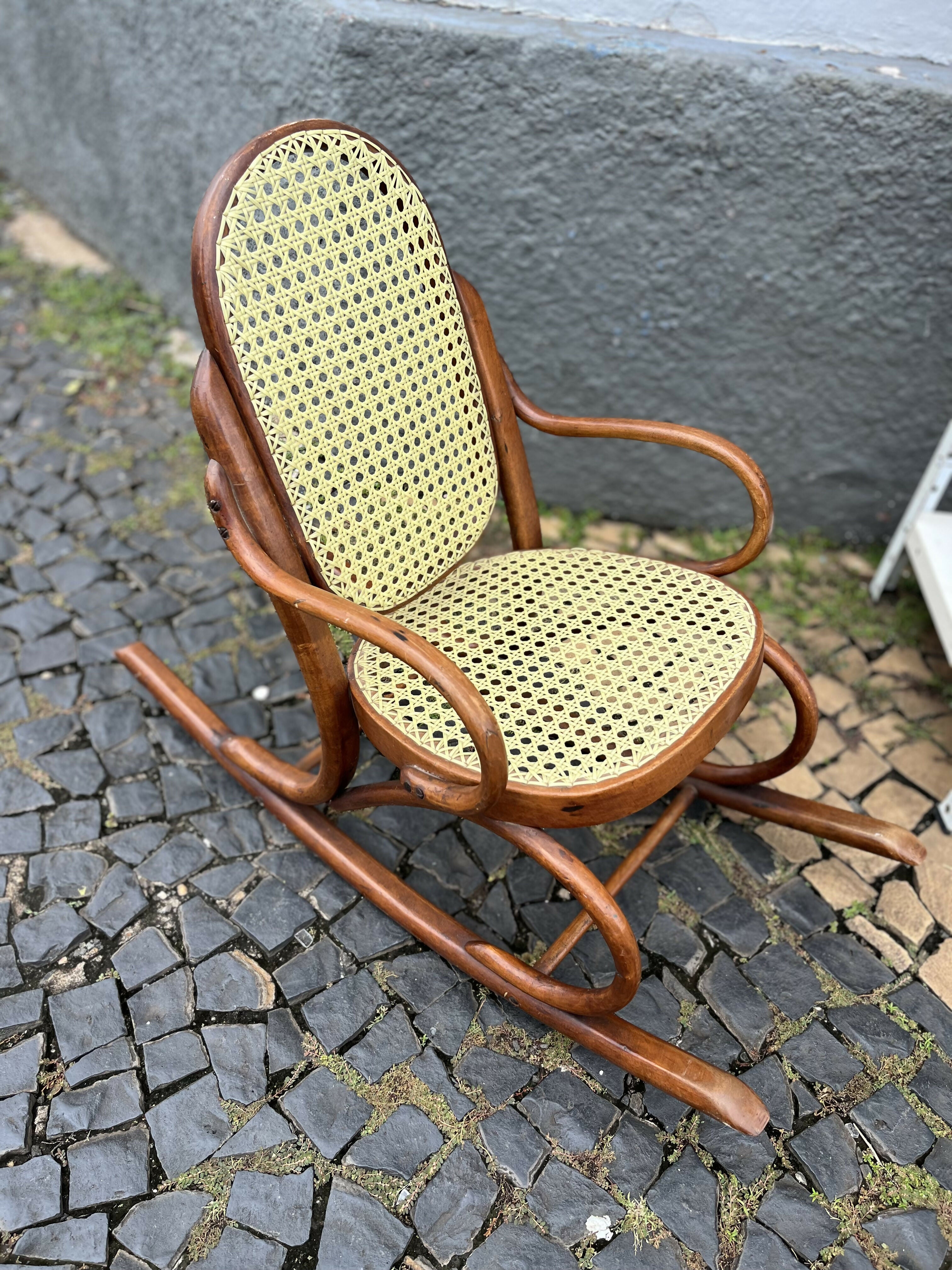 Cadeira infantil balanço estilo austríaco Thonet palhinha muito conservada