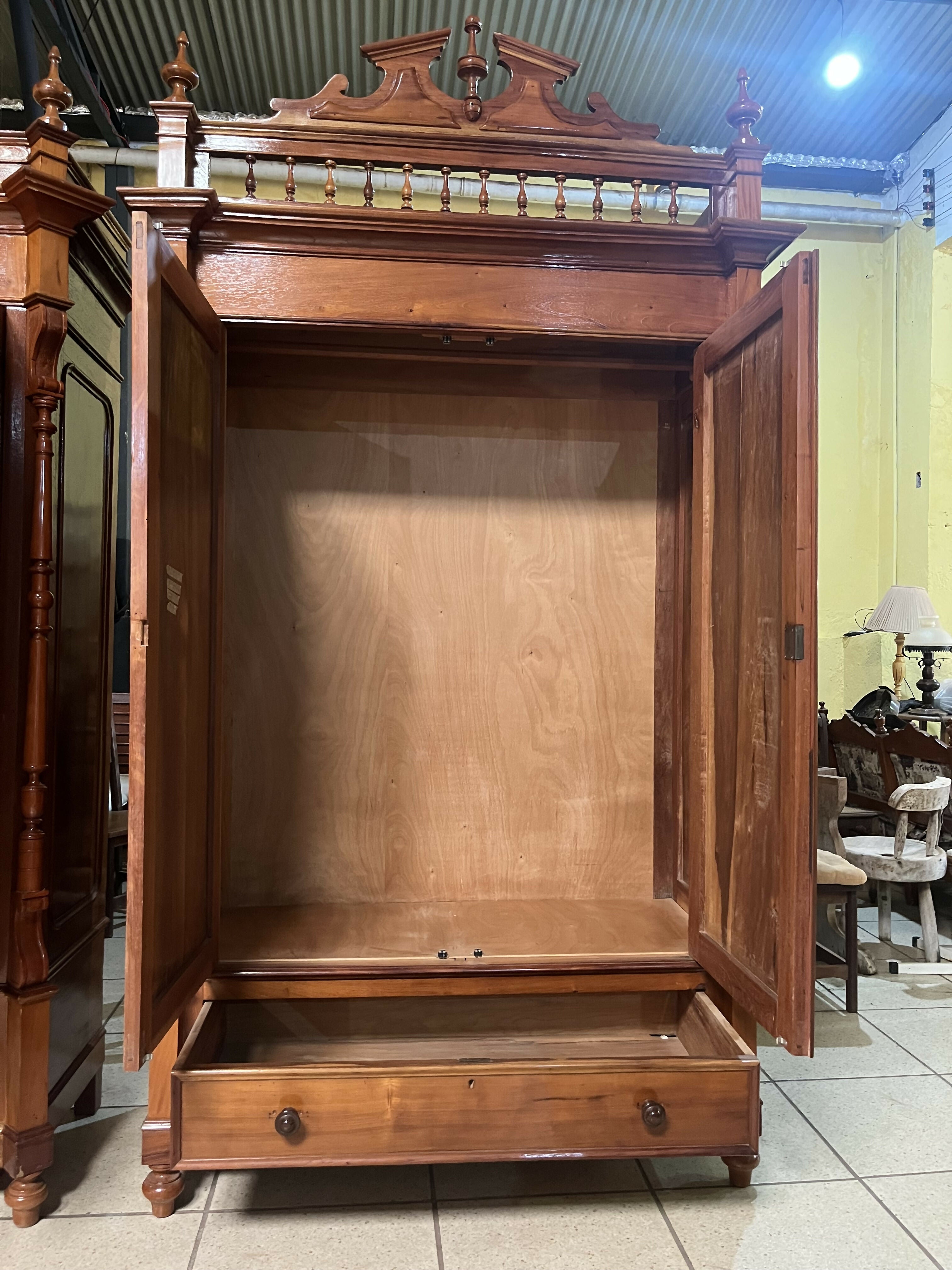 BELÍSSIMO GUARDA ROUPAS IMPÉRIO EM PERFEITO ESTADO (medidas legenda)