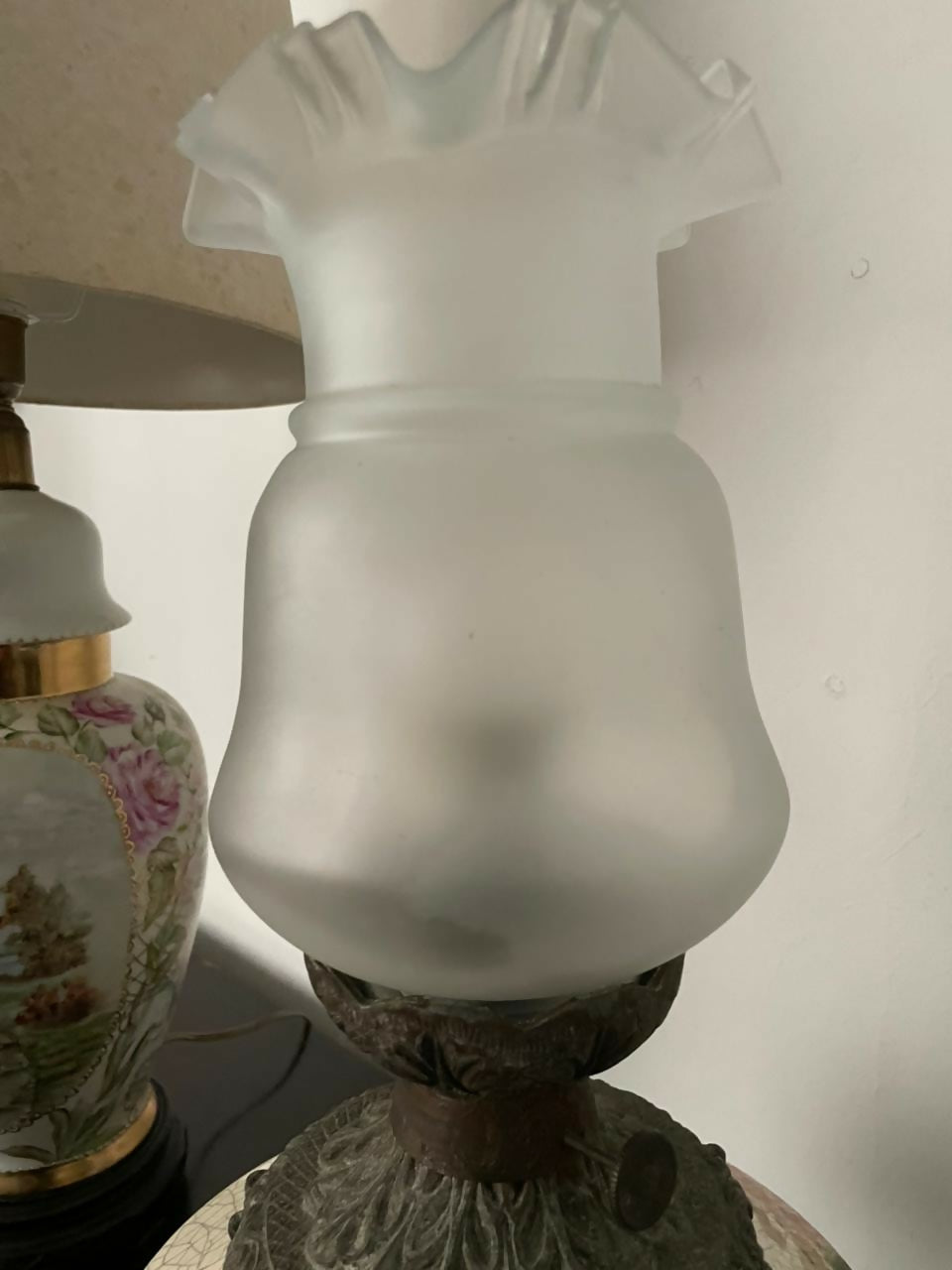 Abajur Pata Choca em Bronze e Porcelana Floral (50cm)