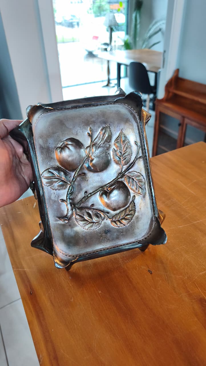 Fruteira Decorativa em Metal Prateado com Alça Ornamentada – Estilo Clássico