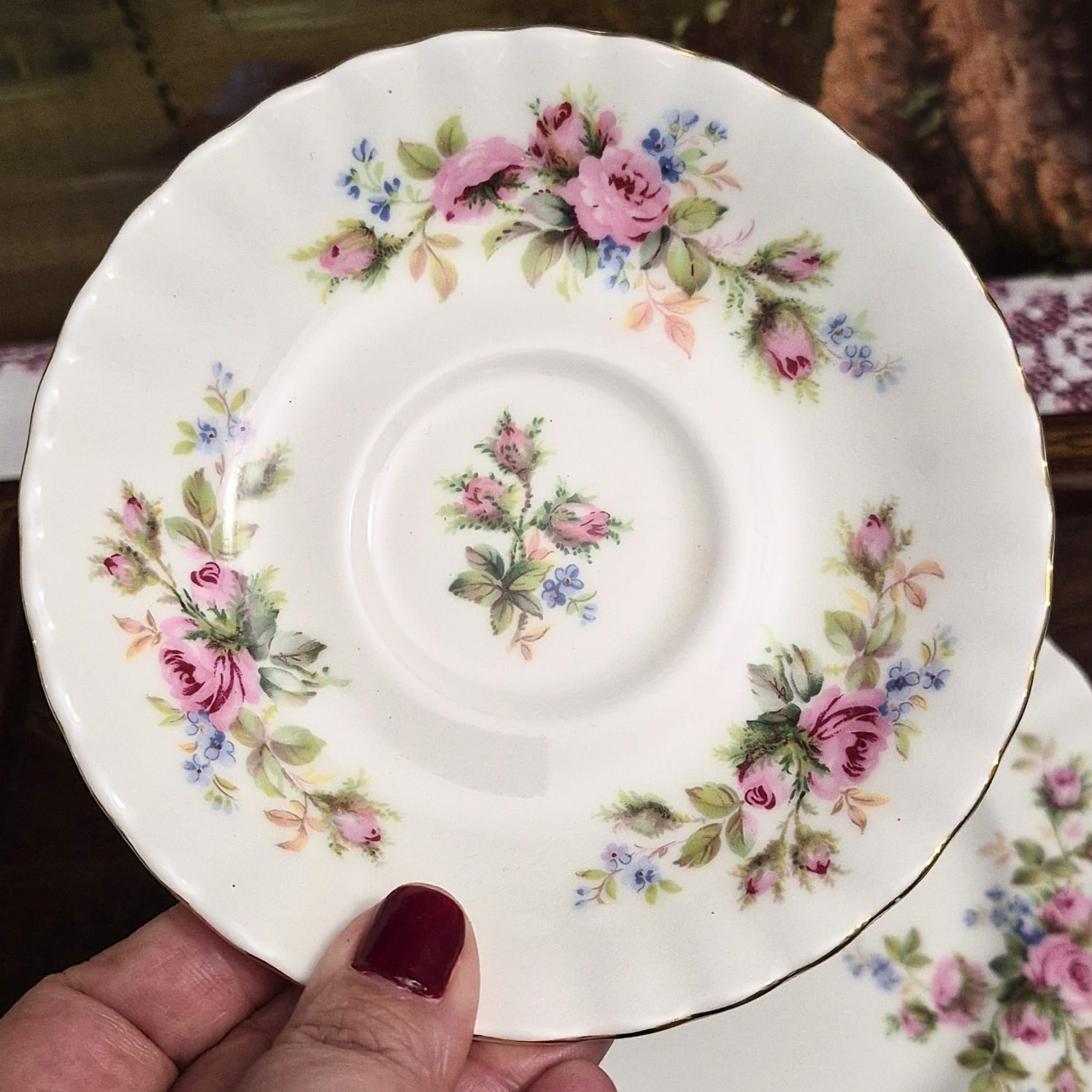 Trio de chá em porcelana Fine Bone China inglesa vintage Royal Albert,  modelo Moss Rose. Maravilhoso e impecável.