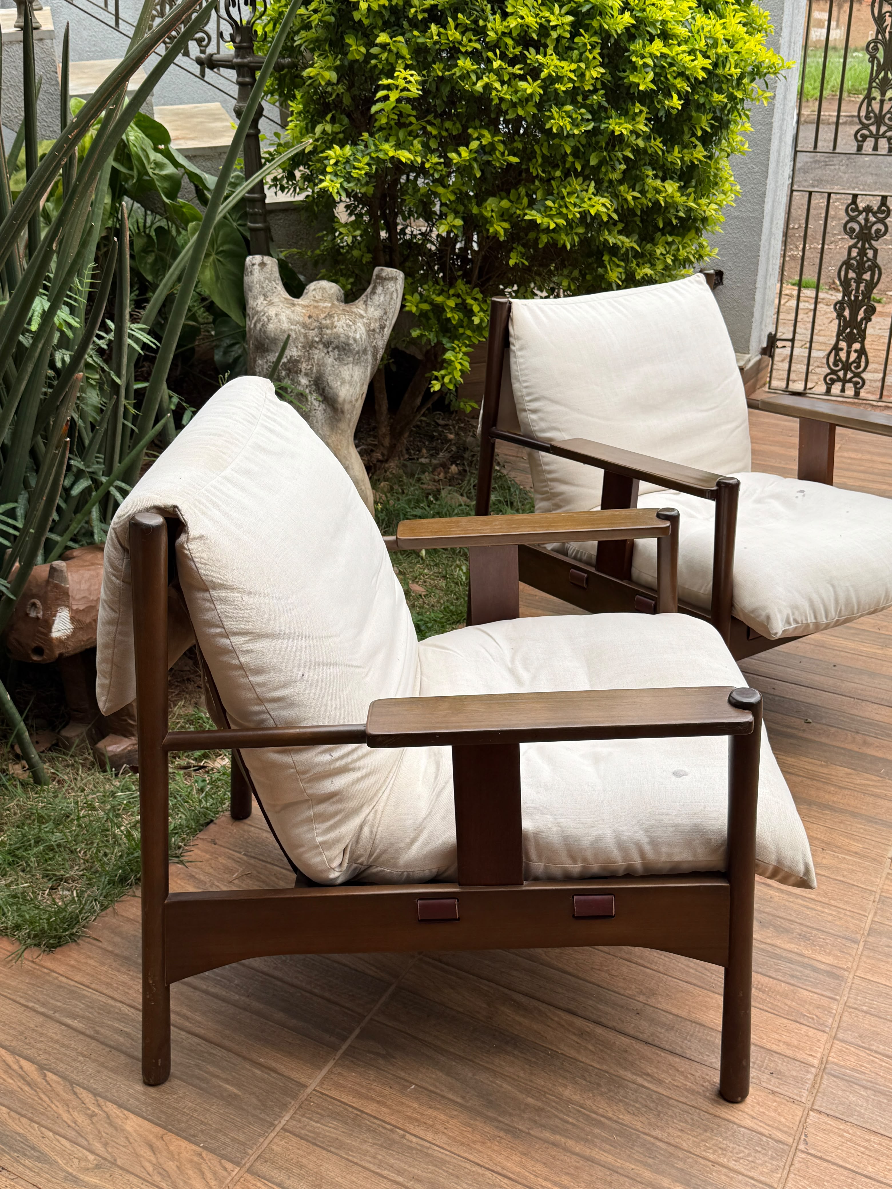 Par de Poltronas Design com estrutura em madeira e estofado claro com percinta