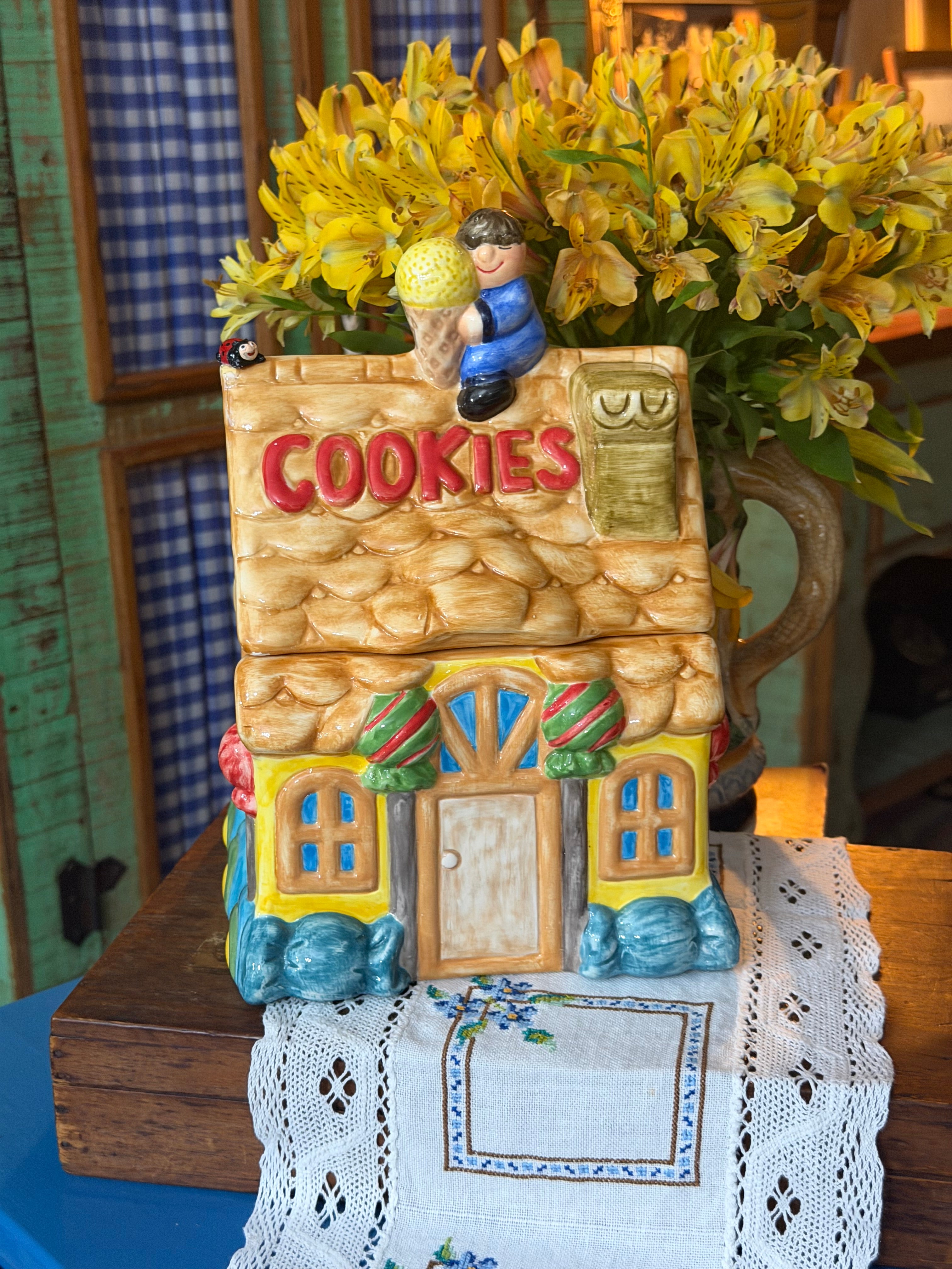 Vintage biscoiteira em formato de casa de doces com telhado removível
