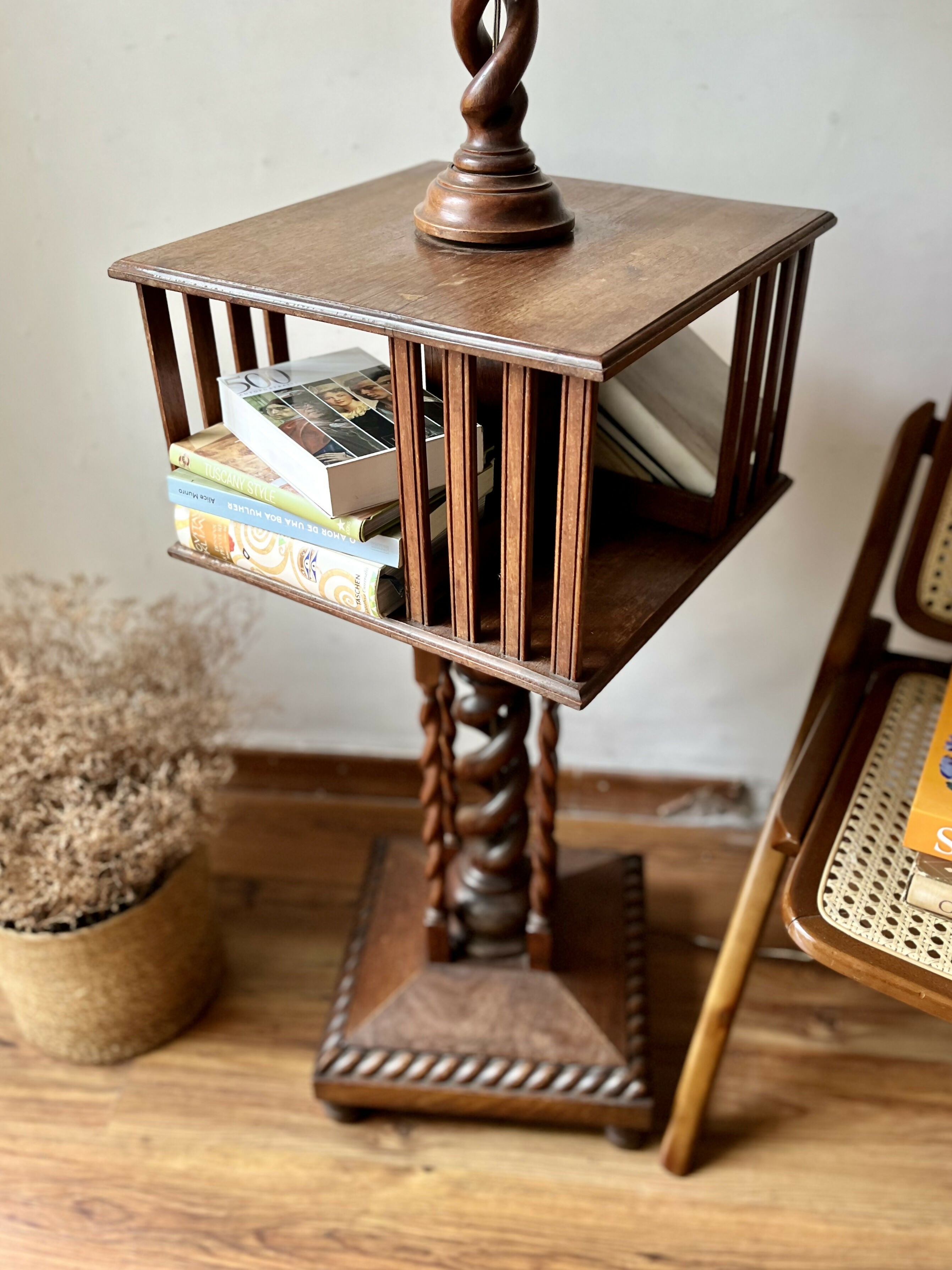 Enorme luminária livreiro