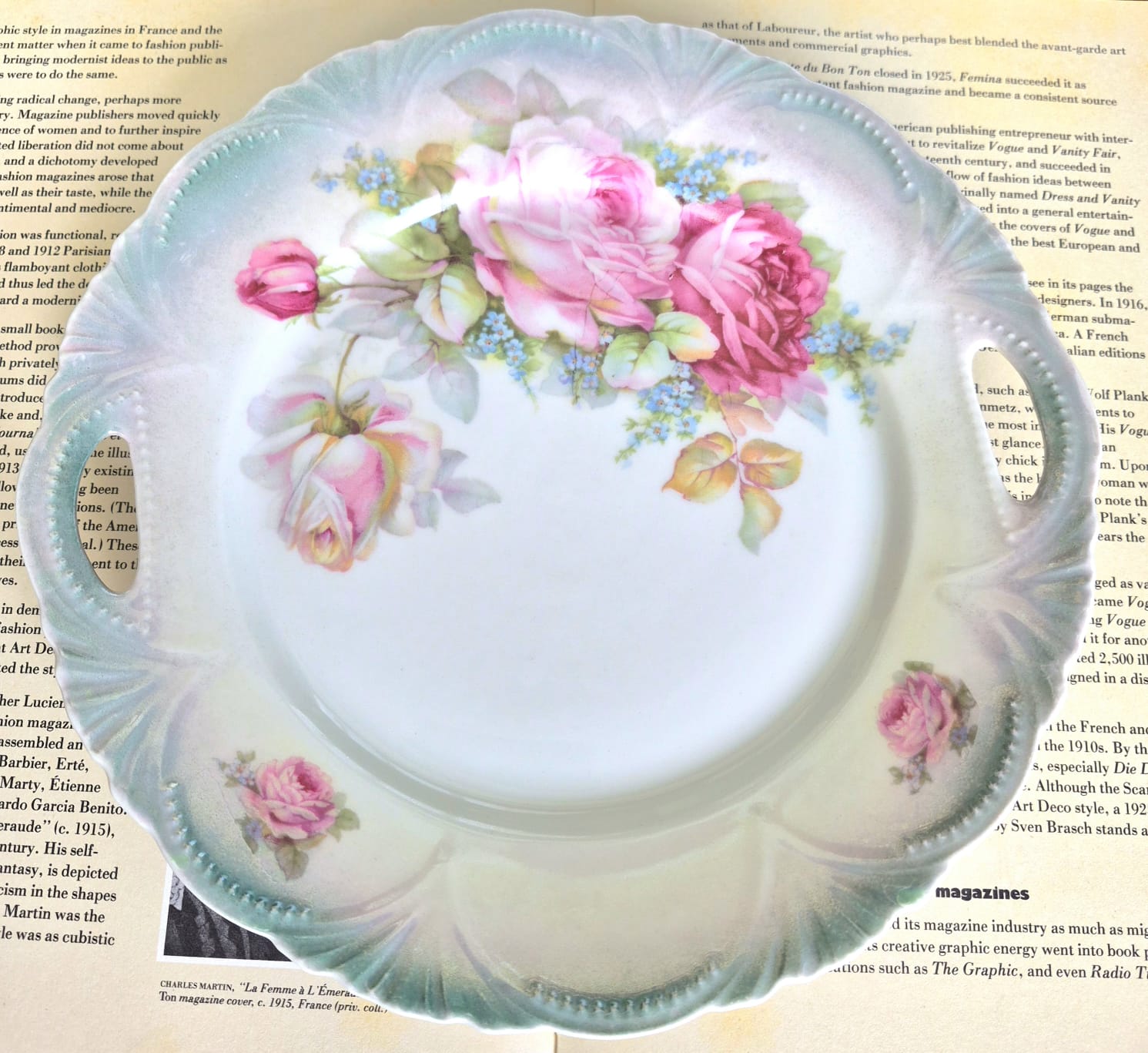 Prato antigo (cerca de 1900) em porcelana alemã.  Provável P.K. Silesia ou Erdmann Schlegelmilch, com alça vazada. Para servir doces ou bolos.
