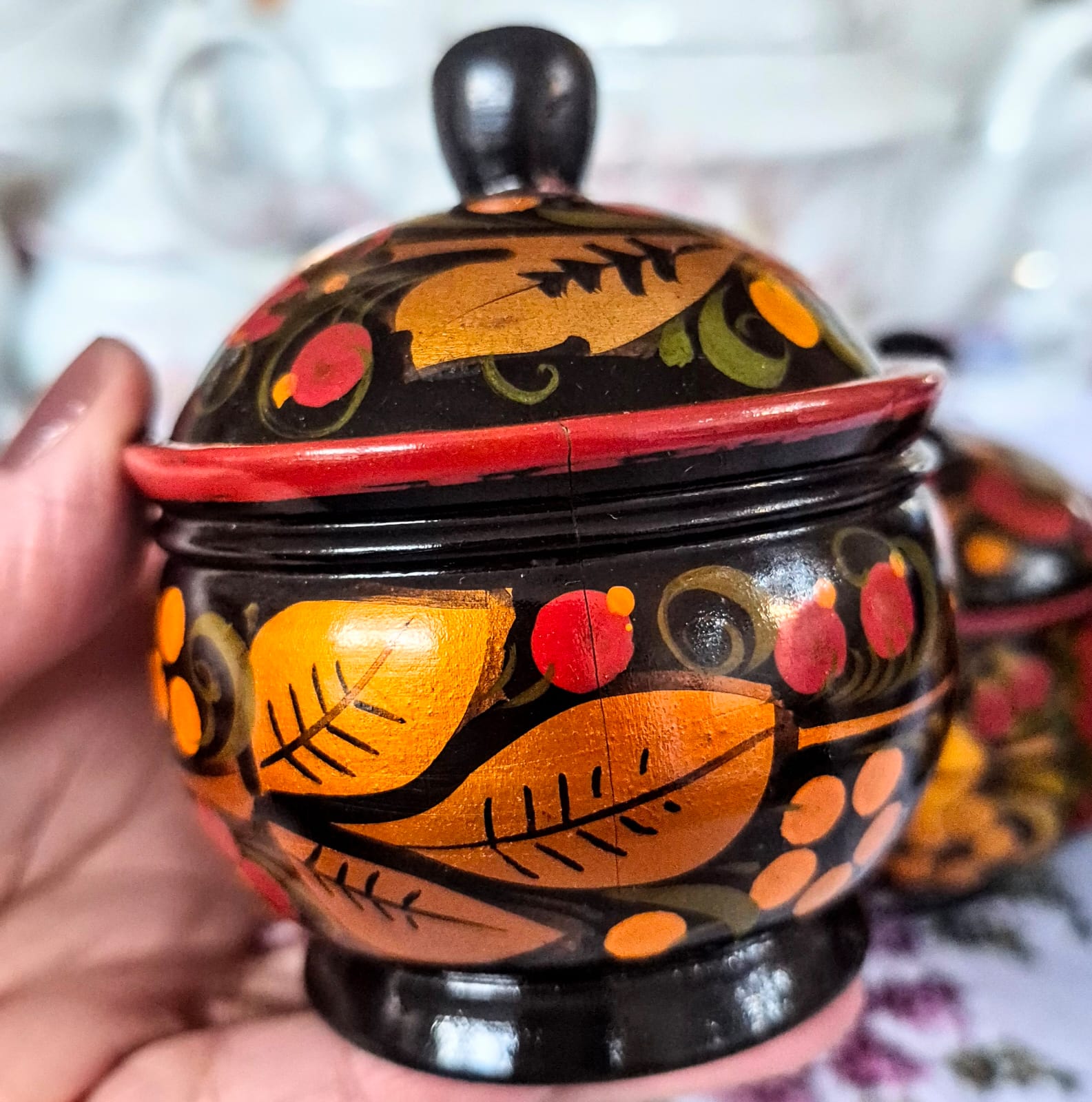 Conjunto de potes com tampa em laca russa Khokloma no tradicional padrão frutas silvestres. Perfeitos!