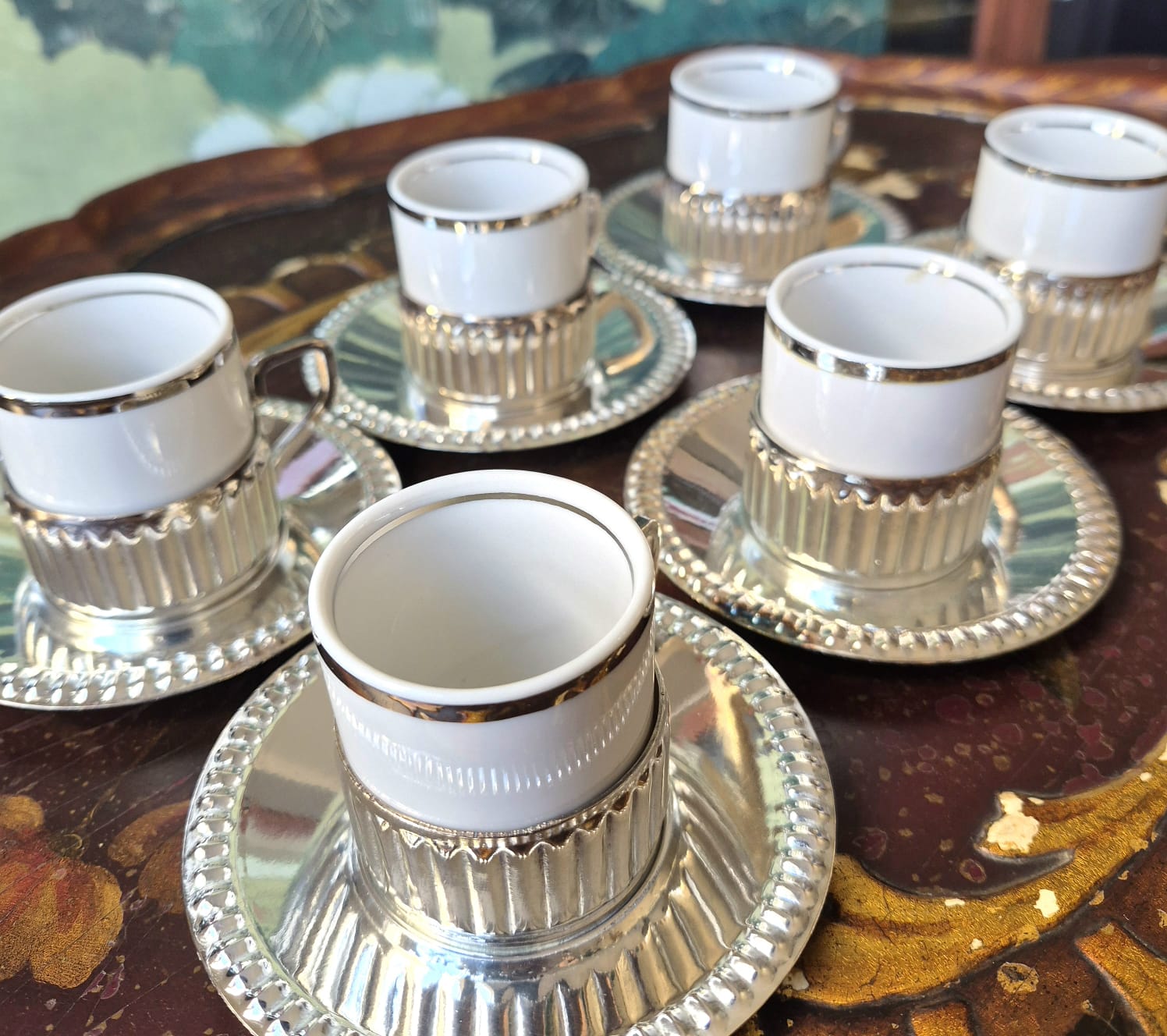 Conjunto de xícaras para café,  vintage, em porcelana branca com friso prateado, suporte e pires plissados em metal espessurado à prata 90. Em perfeito estado!