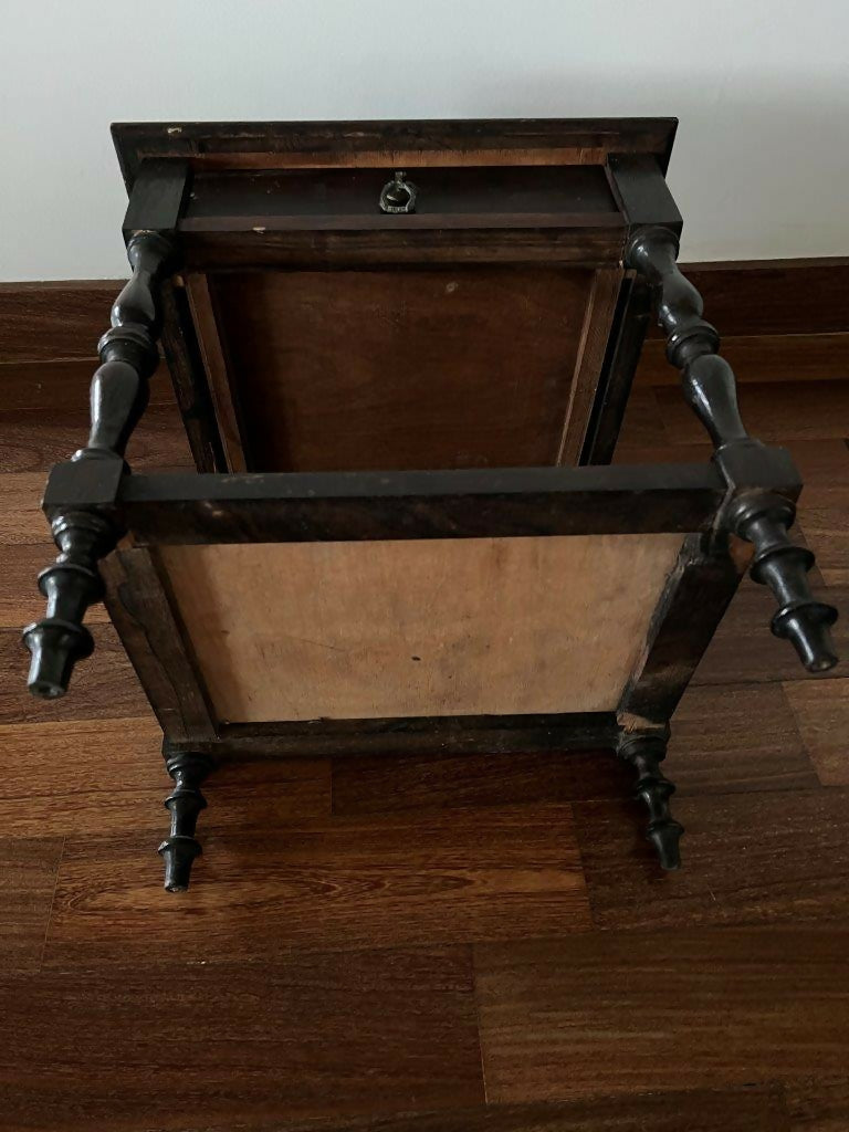 Mesinha de cabeceira antiga