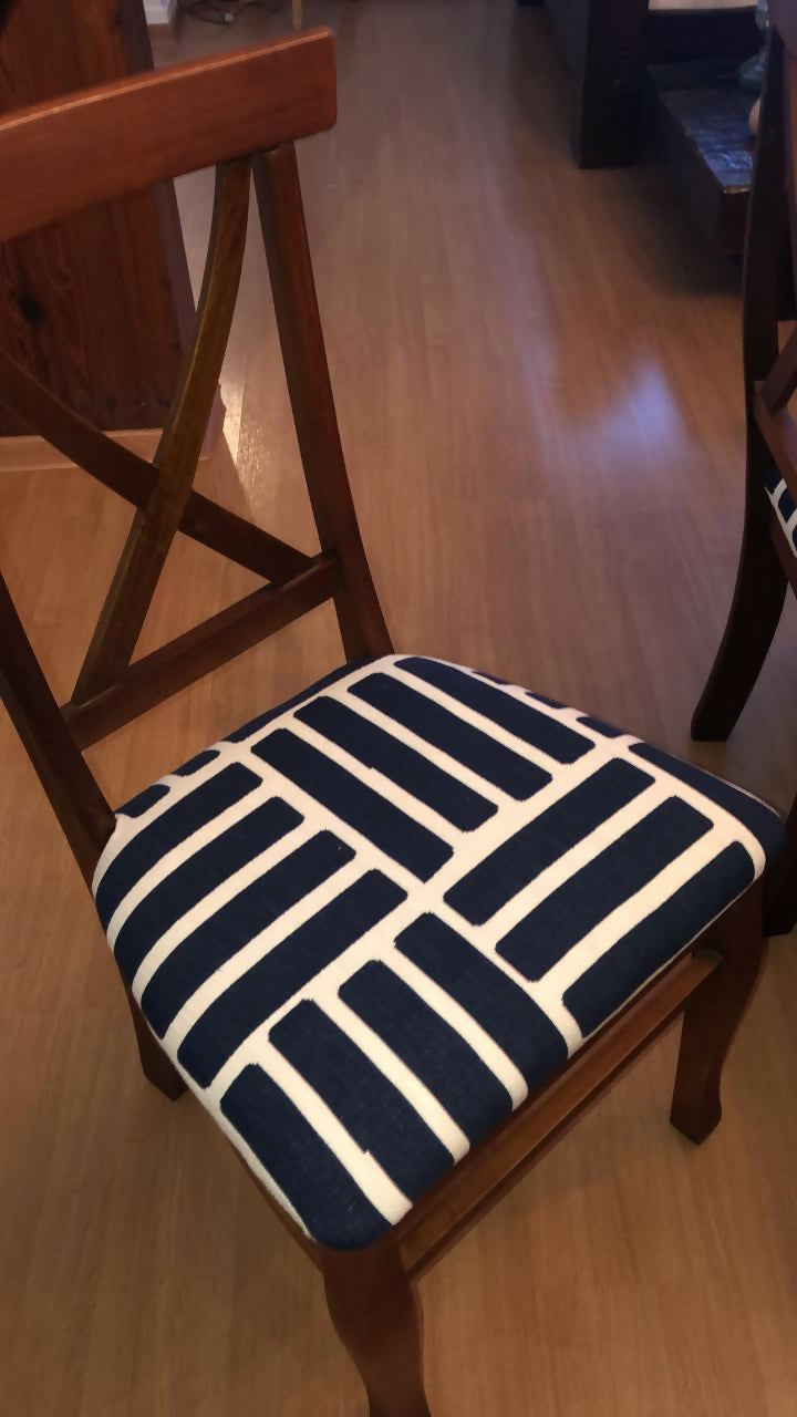 Mesa quadrada em madeira com centro giratório e 8 cadeiras