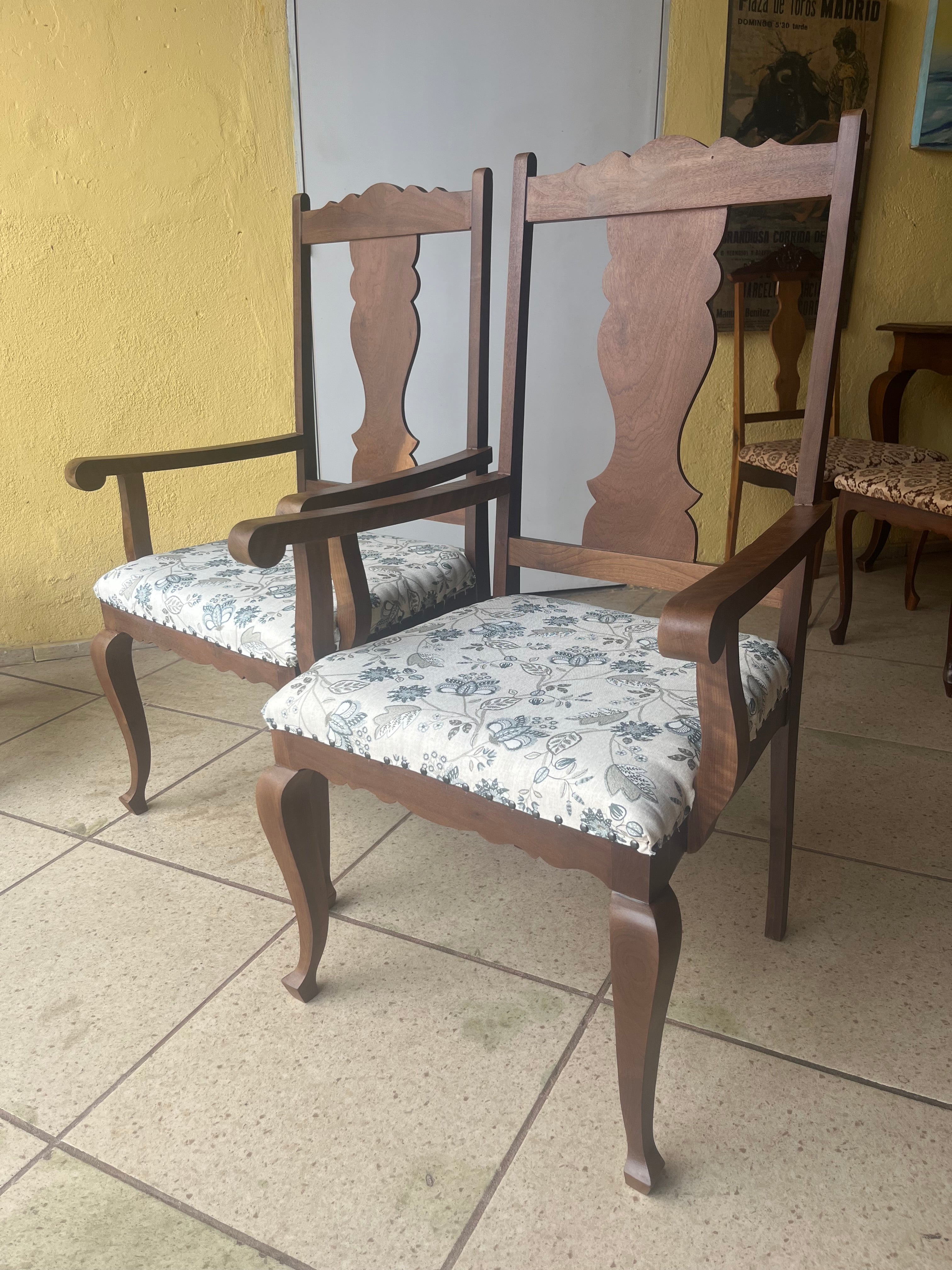ANTIGO PAR DE POLTRONAS COM BRAÇO EM IMBUIA - RESTAURADAS