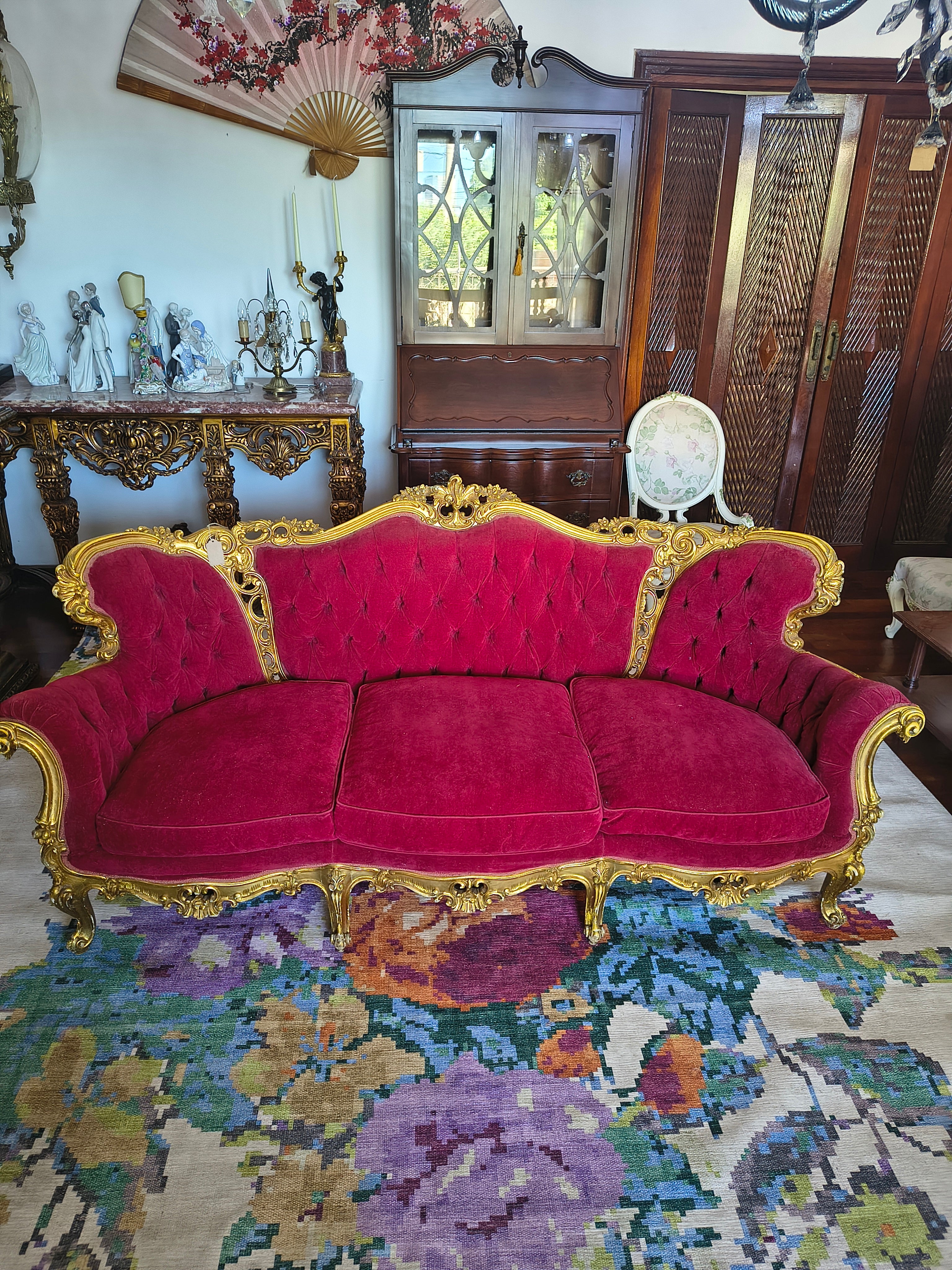 Sofá Luís XV vermelho e dourado 