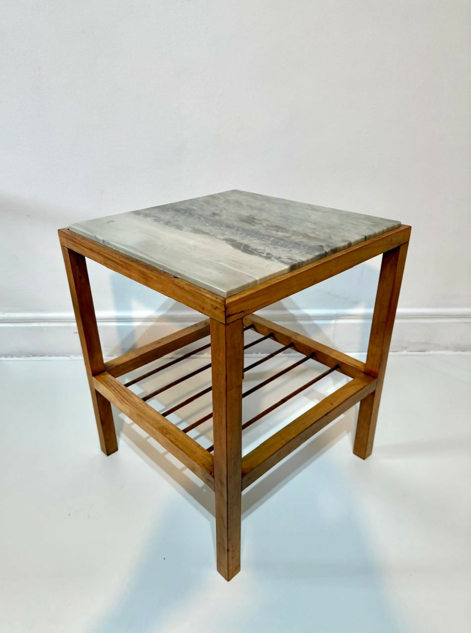 Mesa lateral / cabeceira anos 60 em madeira e mármore