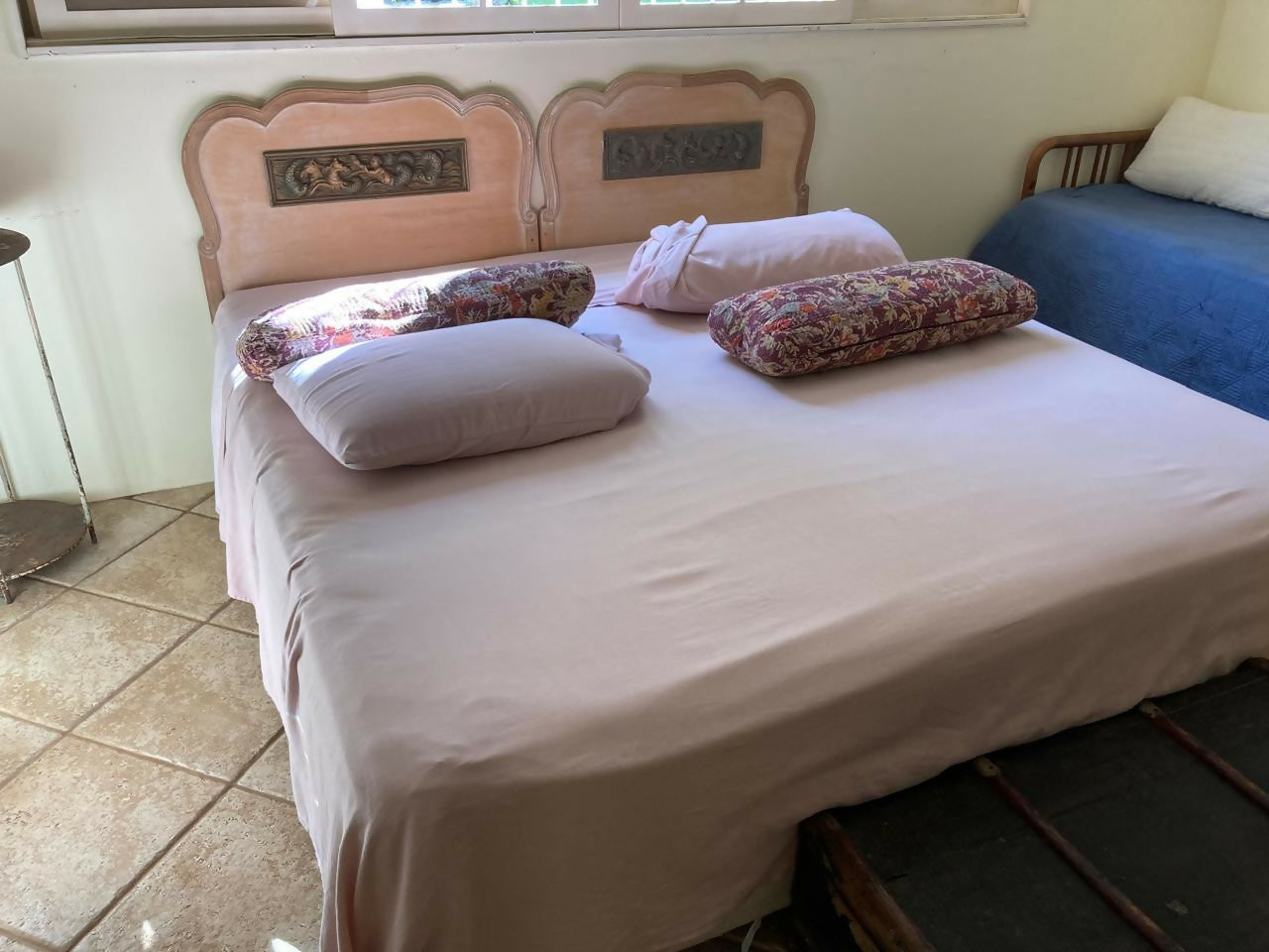 cabeceiras de cama de solteiro entalhadas (valor unitário)