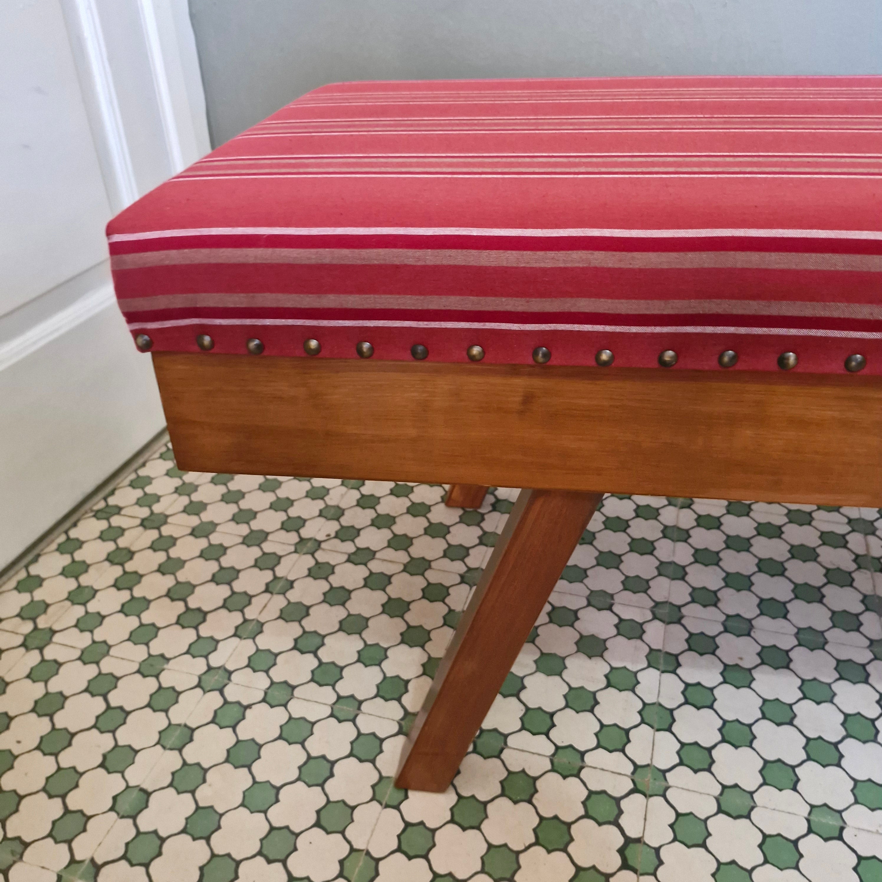 Banco / Recamier com pé palito e estofado vermelho listrado 