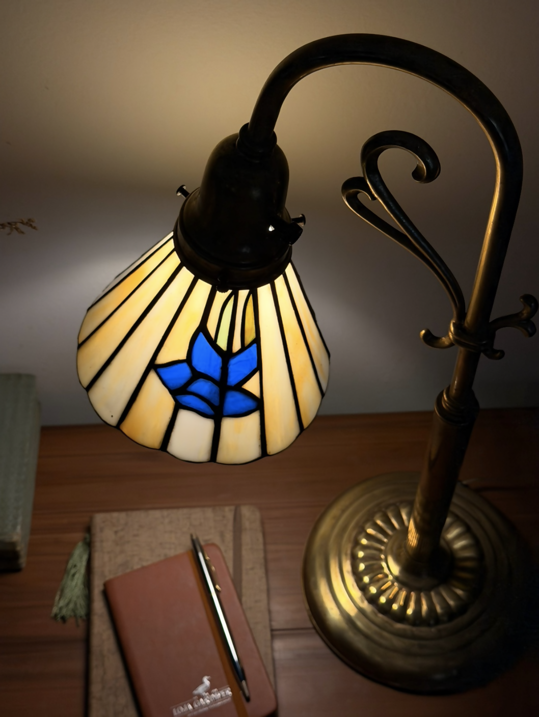 Luminária Estilo Tiffany em Pasta de Vidro Colorido Artesanal Base Latão e Bronze