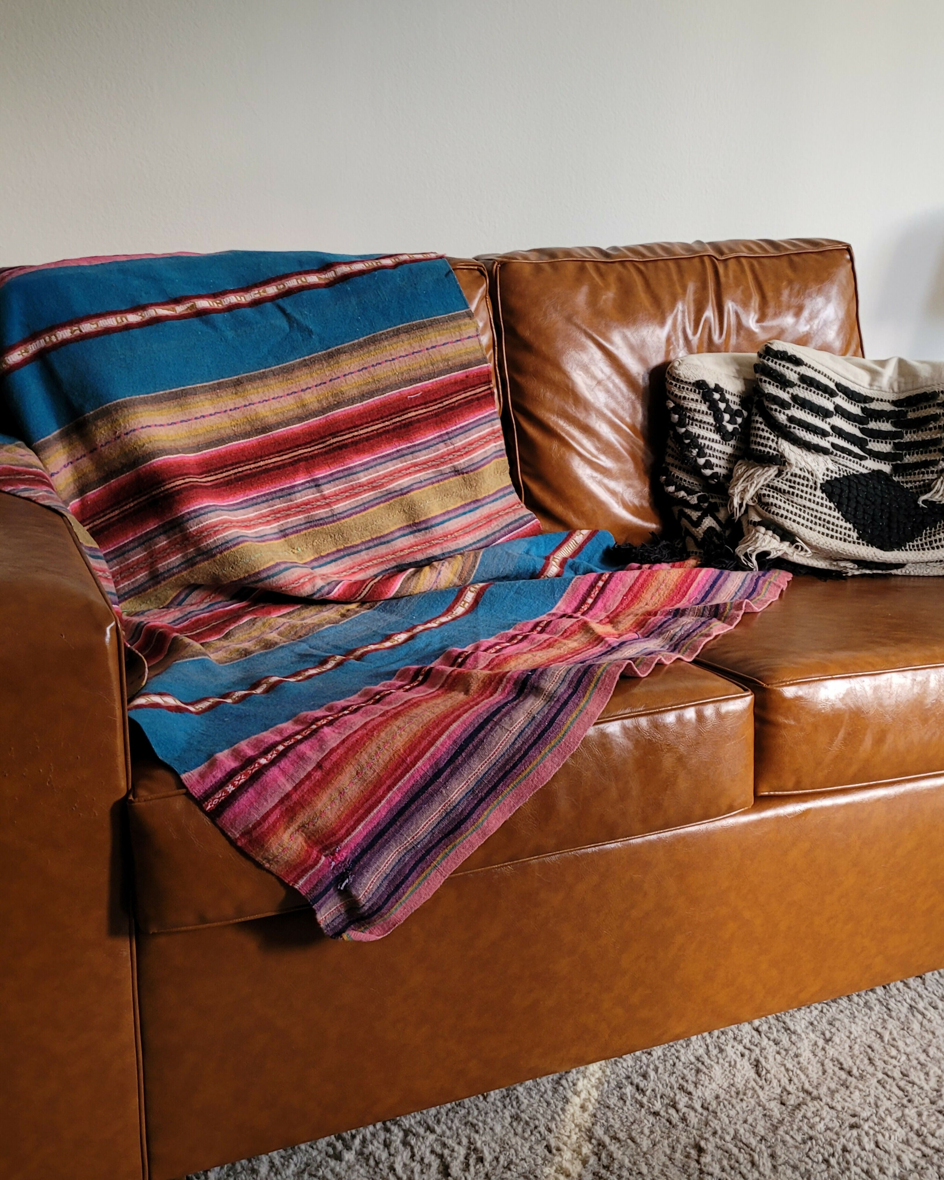 Sofá recém restaurado com estofado em couro ecológico caramelo