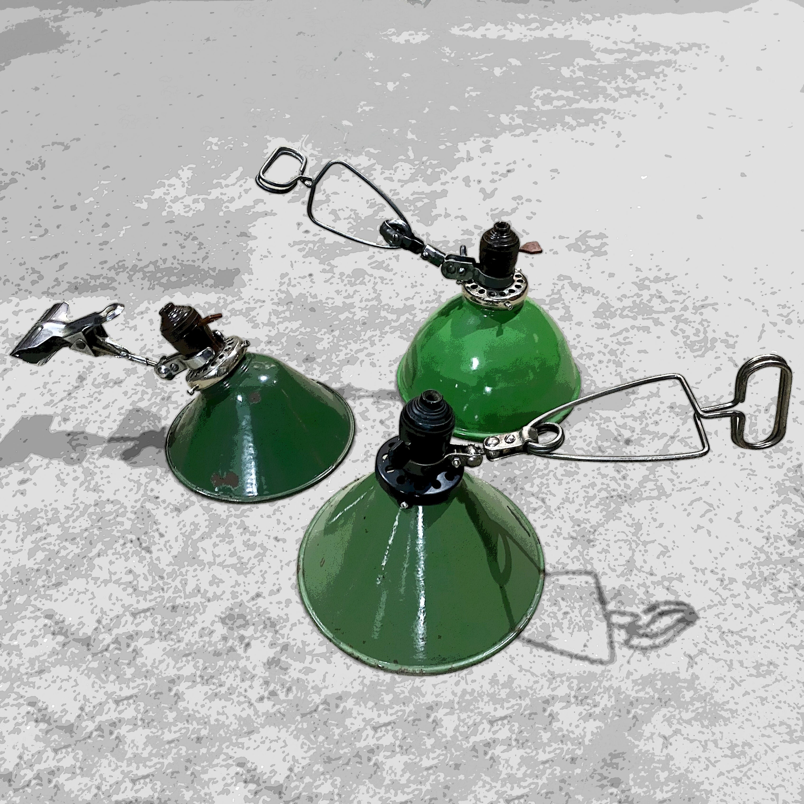 Luminária antiga verde com haste grampo