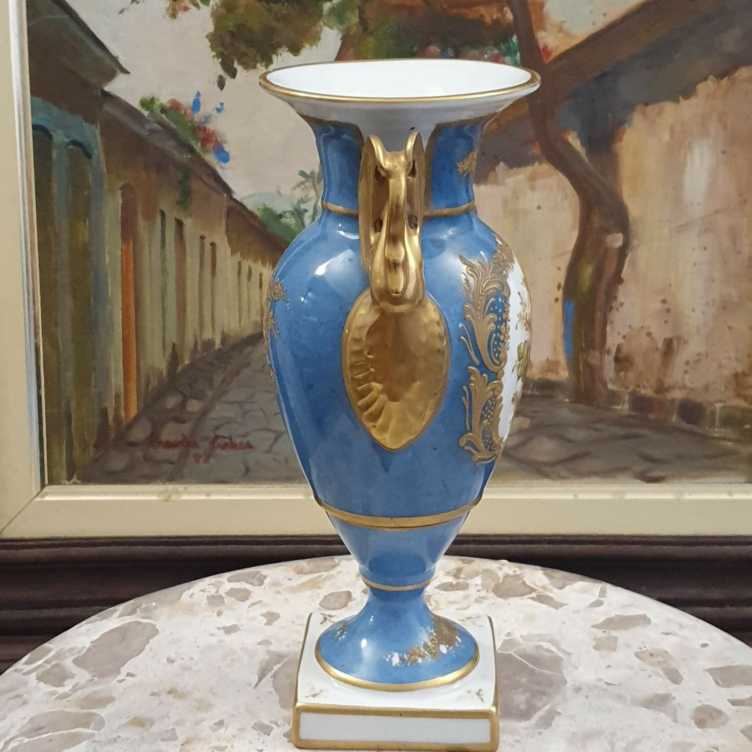 Maravilhosa ânfora em porcelana francesa Limoges antiga, final do século XIX, Belle Epóque, com pintura floral e dourações inteiras feitas à mão. Impecável!