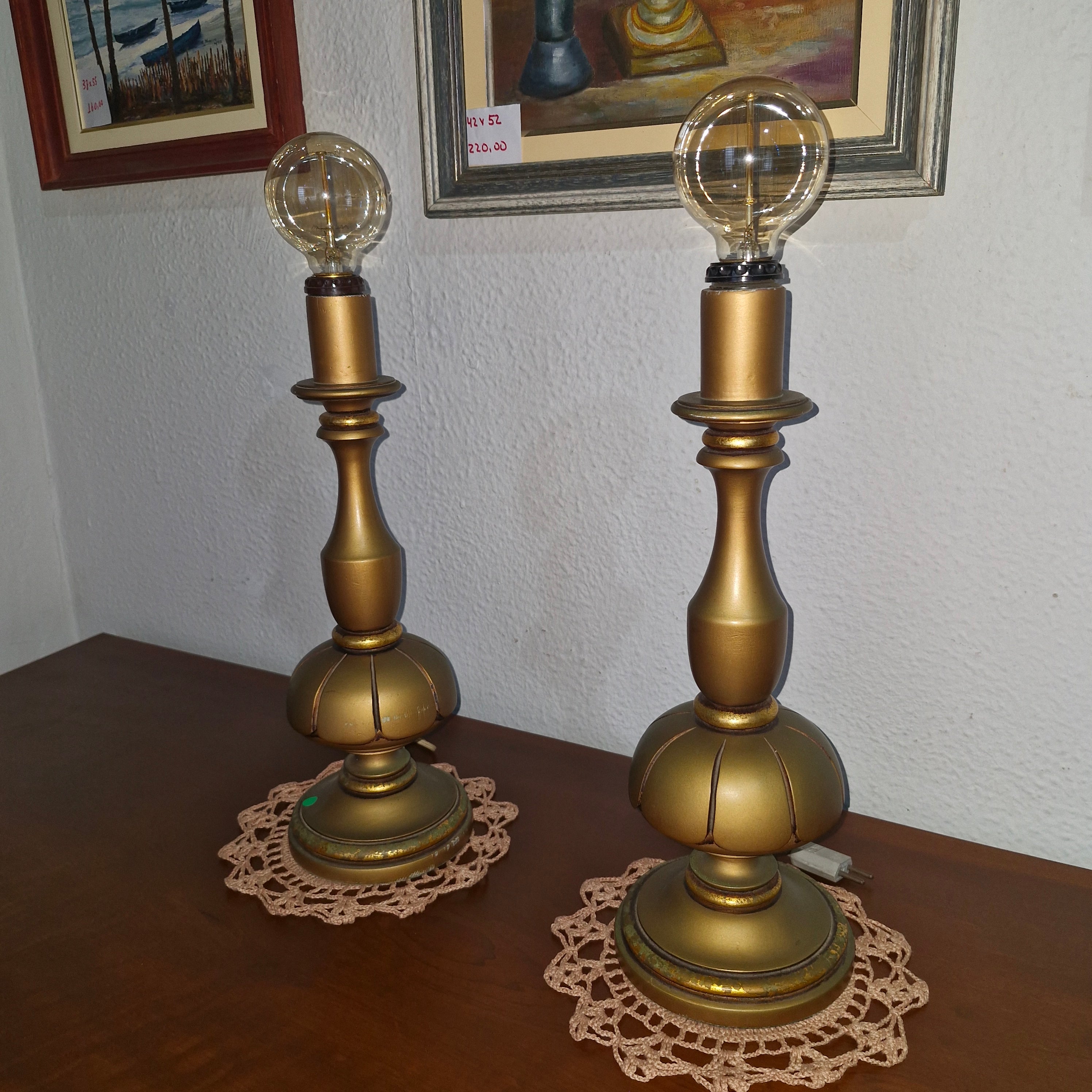 Par de Abajures Toucheiros em madeira com acabamento ouro velho 