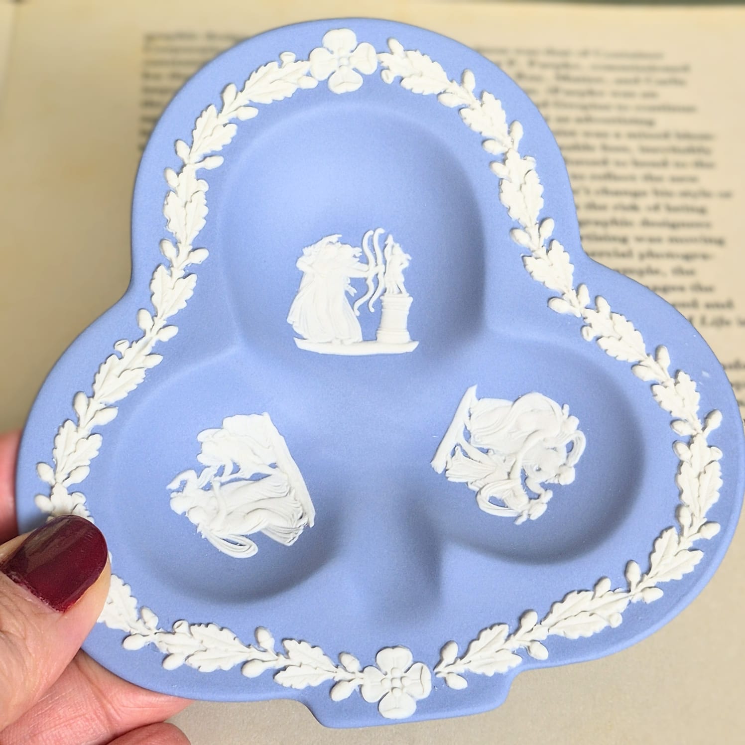 Cinzeiro / pinga joias em formato do naipe de paus do baralho em Jasperware vintage inglês Wedgwood.  