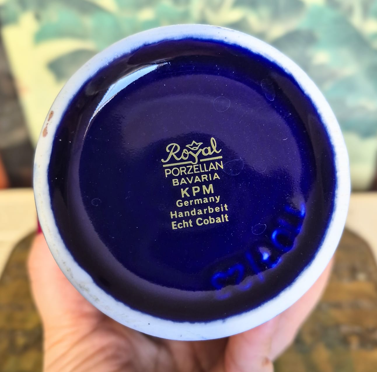  Vaso maravilhoso em porcelana vintage alemã, anos 60, KPM Berlim.  Azul cobalto legítimo com dourações à ouro 24k.
