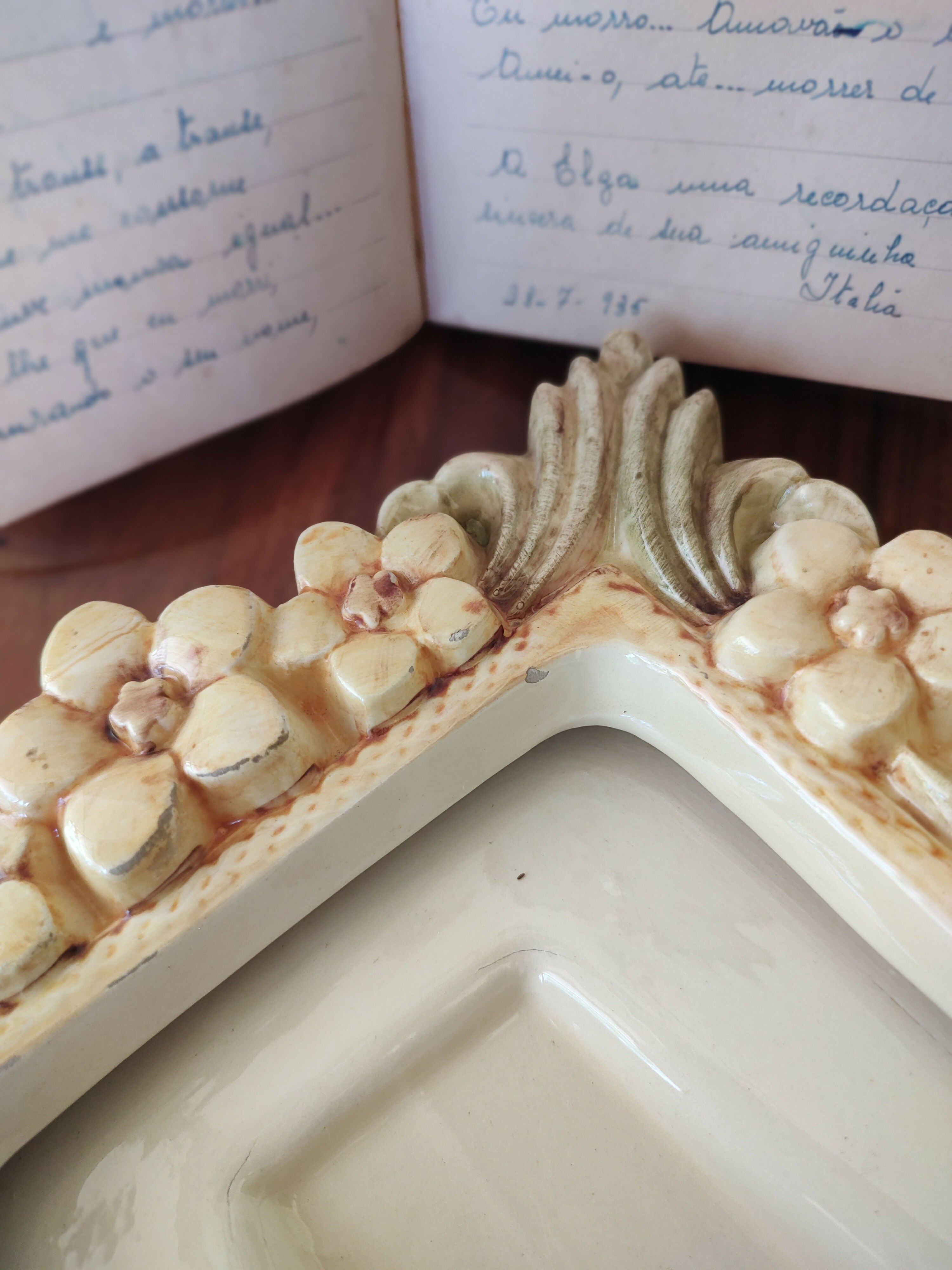 Maravilhoso e Raro Porta retrato Weiss florido em faiança (23cm x 26cm)