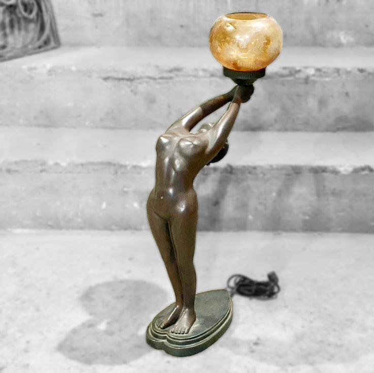 Luminária escultura de mulher com cúpula em vidro âmbar 