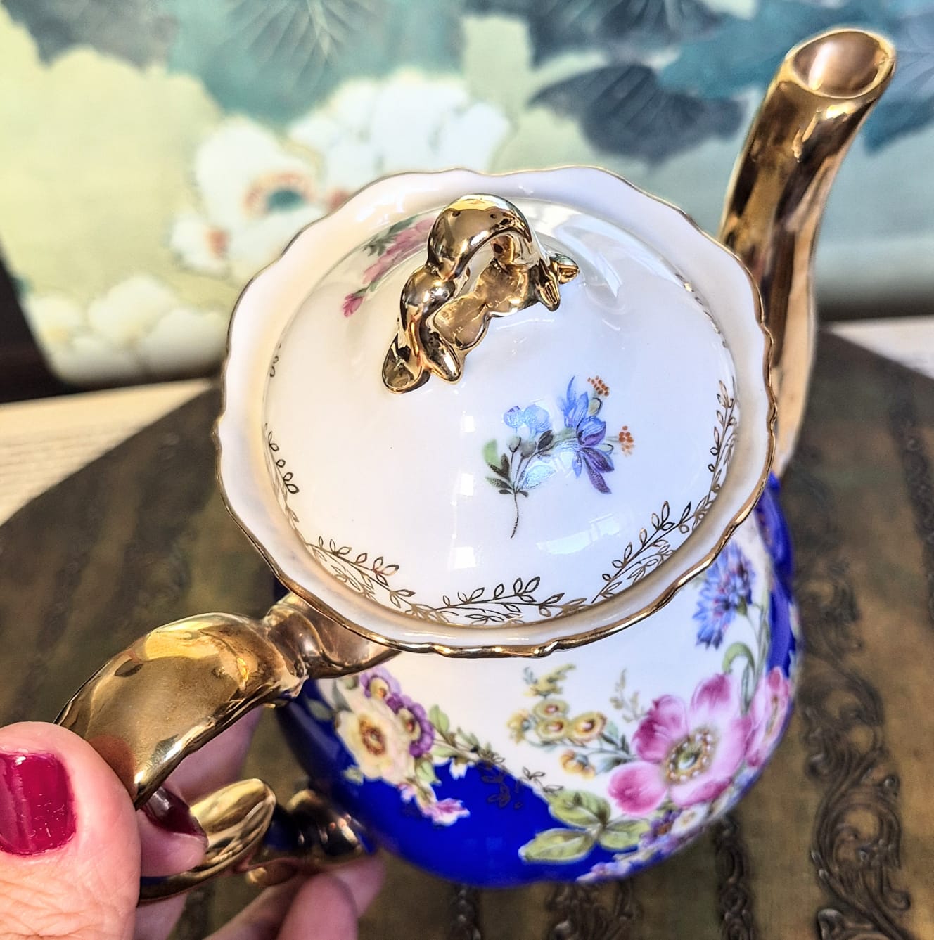 Bule em porcelana alemã da Bavária Franz Neukirchner, da década de 50 em estilo vitoriano,  com lindo floral,  acabamentos em azul cobalto e ouro. Todos feito à mão.