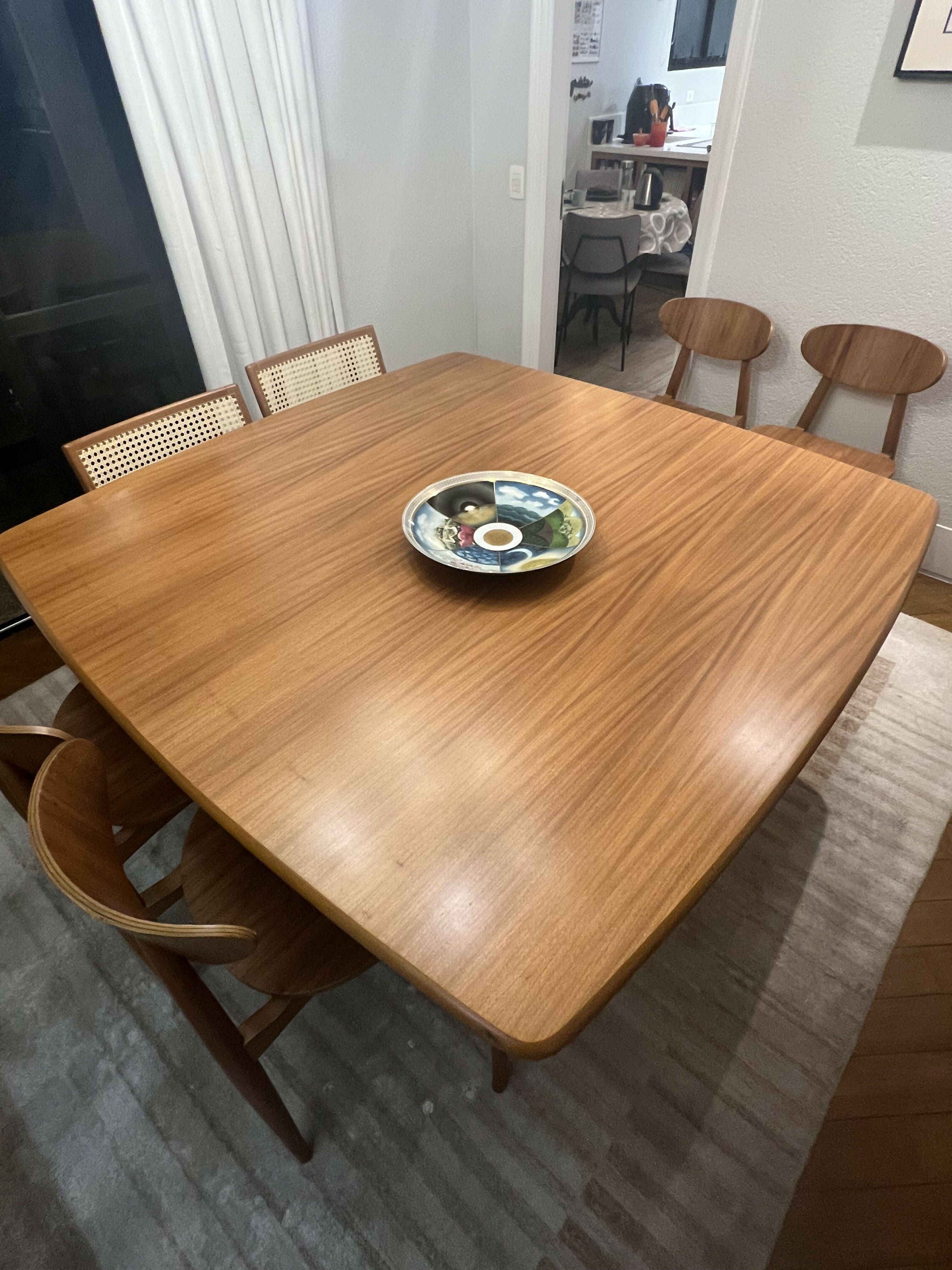 Mesa Quadrada Loeil de Madeira clara e pé palito