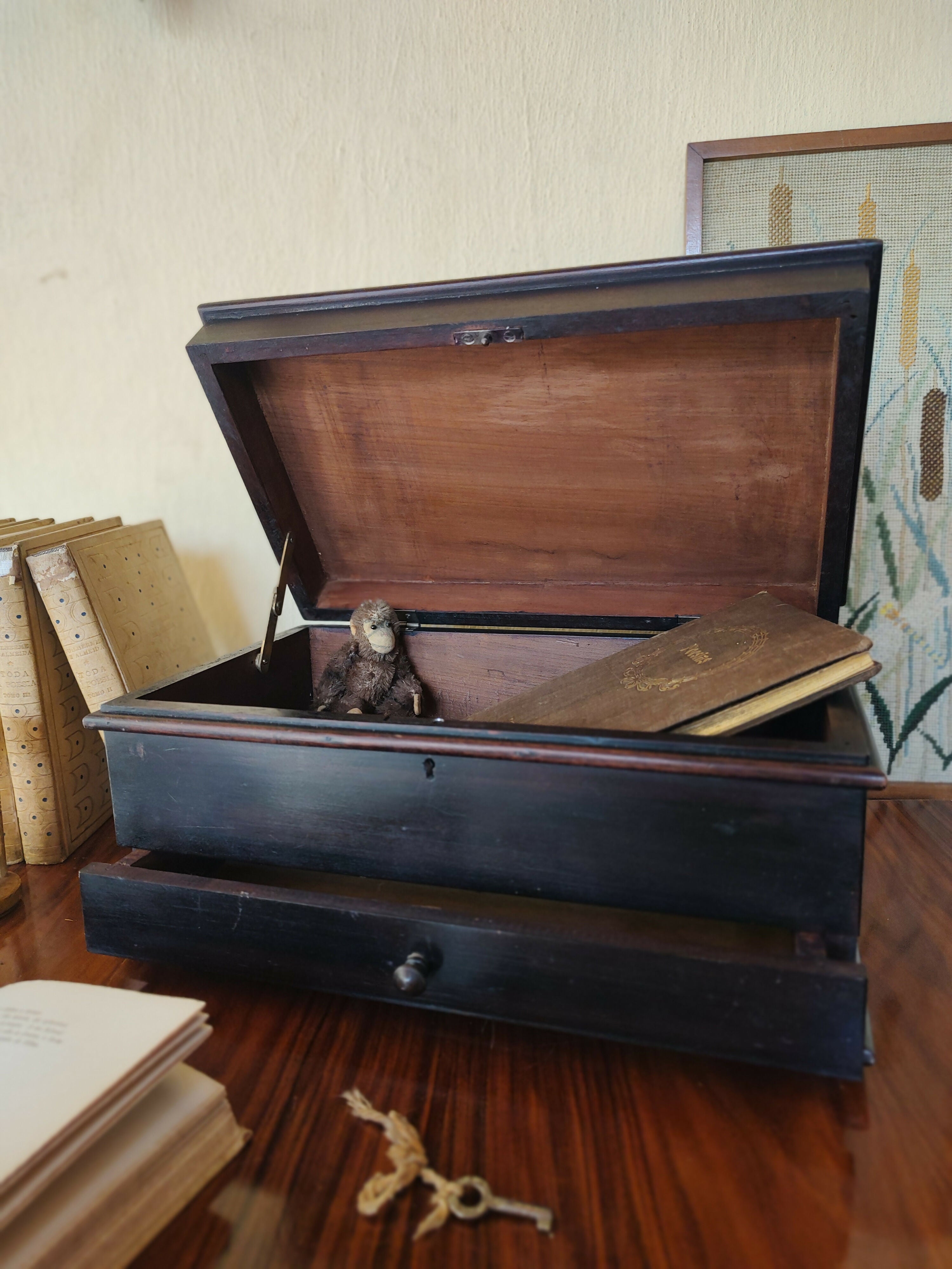 Antiga Caixa em madeira de 1969 com gaveta, chave e iniciais douradas "O T"
