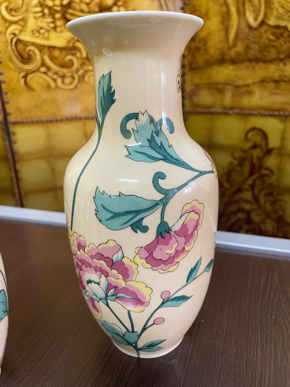 Vasos decorativos antigos marca GERMER. com estampa Flora delicada 