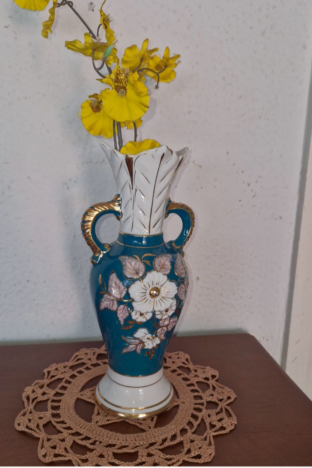 Vaso de porcelana azul e branca com decoração floral 