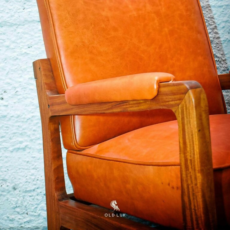 Par poltronas anos 50 em couro envelhecido caramelo