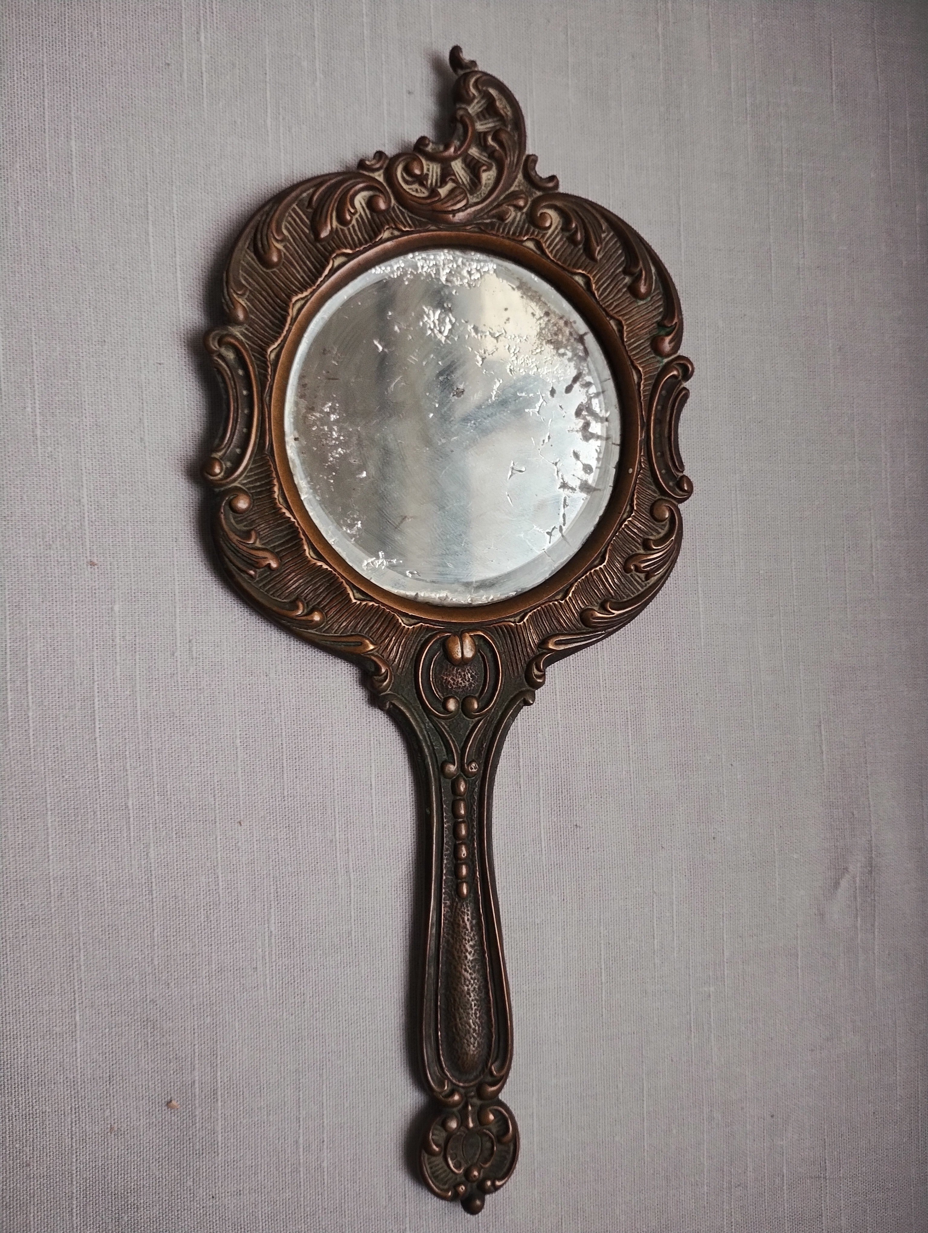 Espelho de mão redondo vintage ornamentado em bronze e metal 