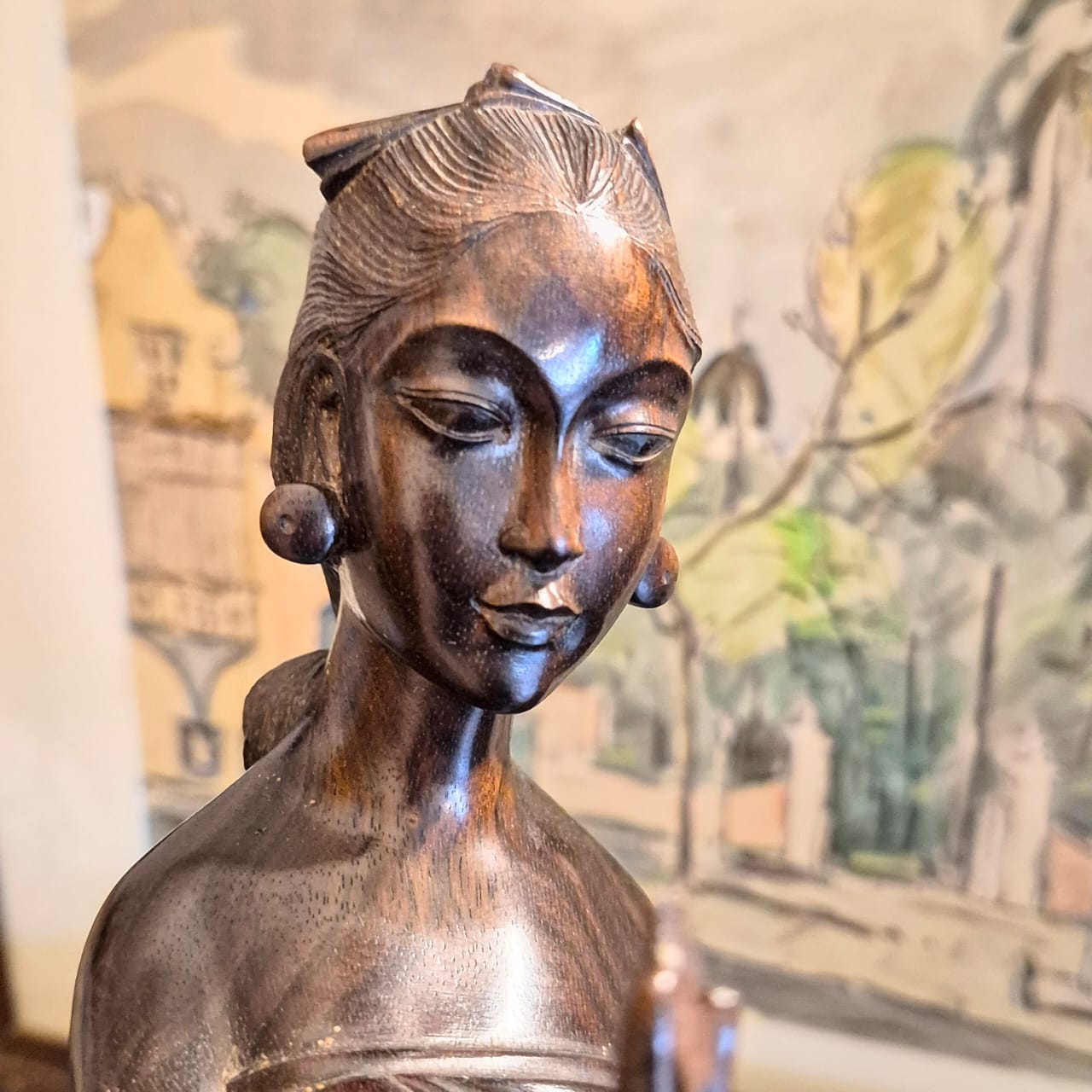 Escultura linda, de tirar o fôlego,  feita em ébano balinês.  Talhada em bloco único, estilo Art Decó (anos 30/40), representando a Dewi Sri, divindade do arroz, da fertilidade e da prosperidade.