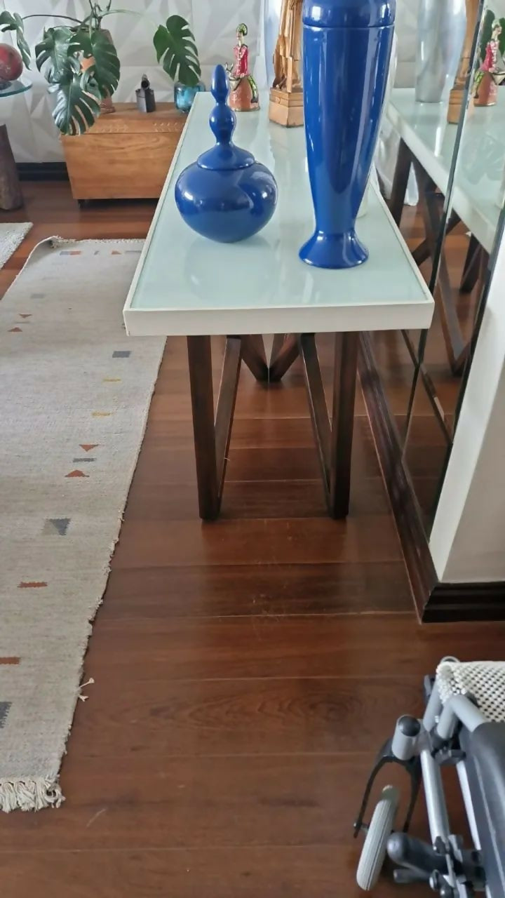 Aparador de madeira e vidro