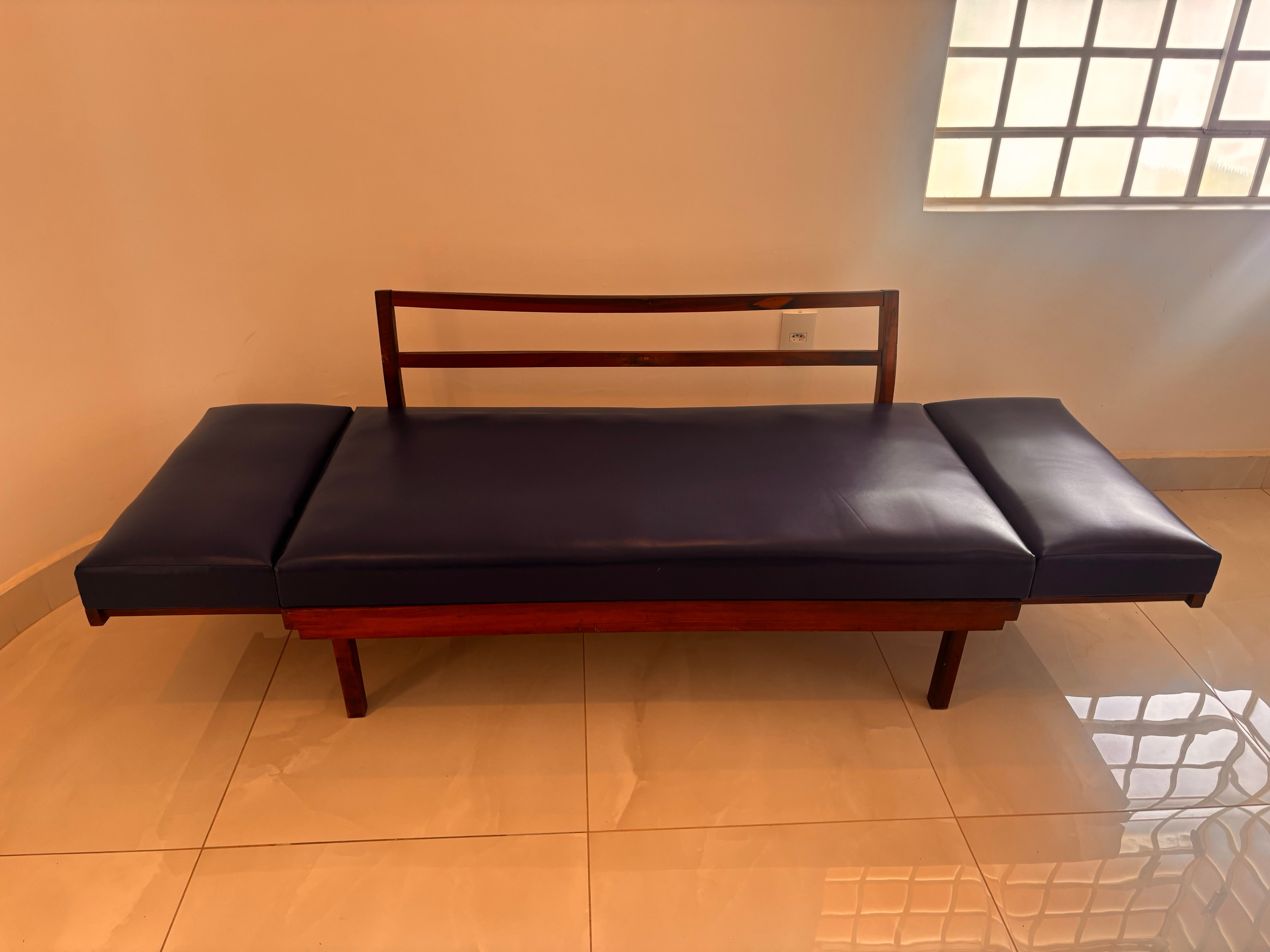 Sofá-cama Gelli clássico de dois lugares da Móveis Gelli em courvin azul escuro - 1960