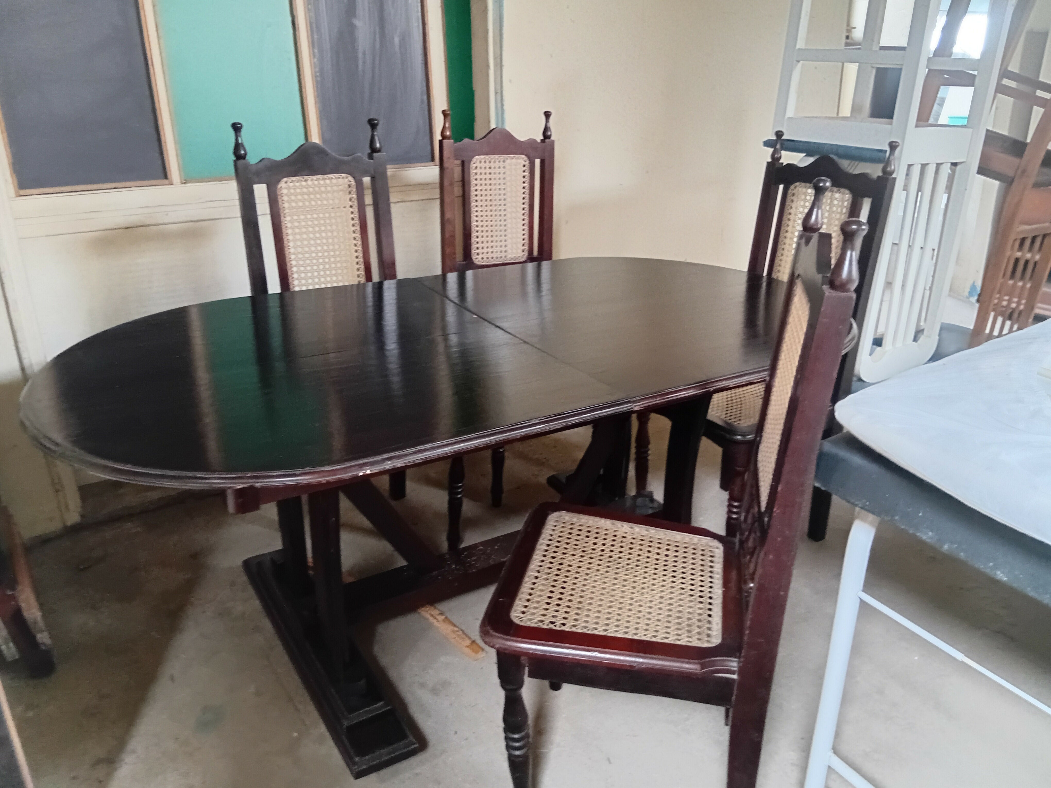 Mesa antiga com 4 cadeiras em palhinha